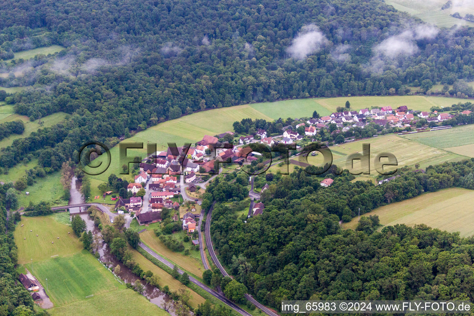 Dorfkern an den Fluß- Uferbereichen der fränkischen Saale im Ortsteil Morlesau in Hammelburg im Bundesland Bayern, Deutschland