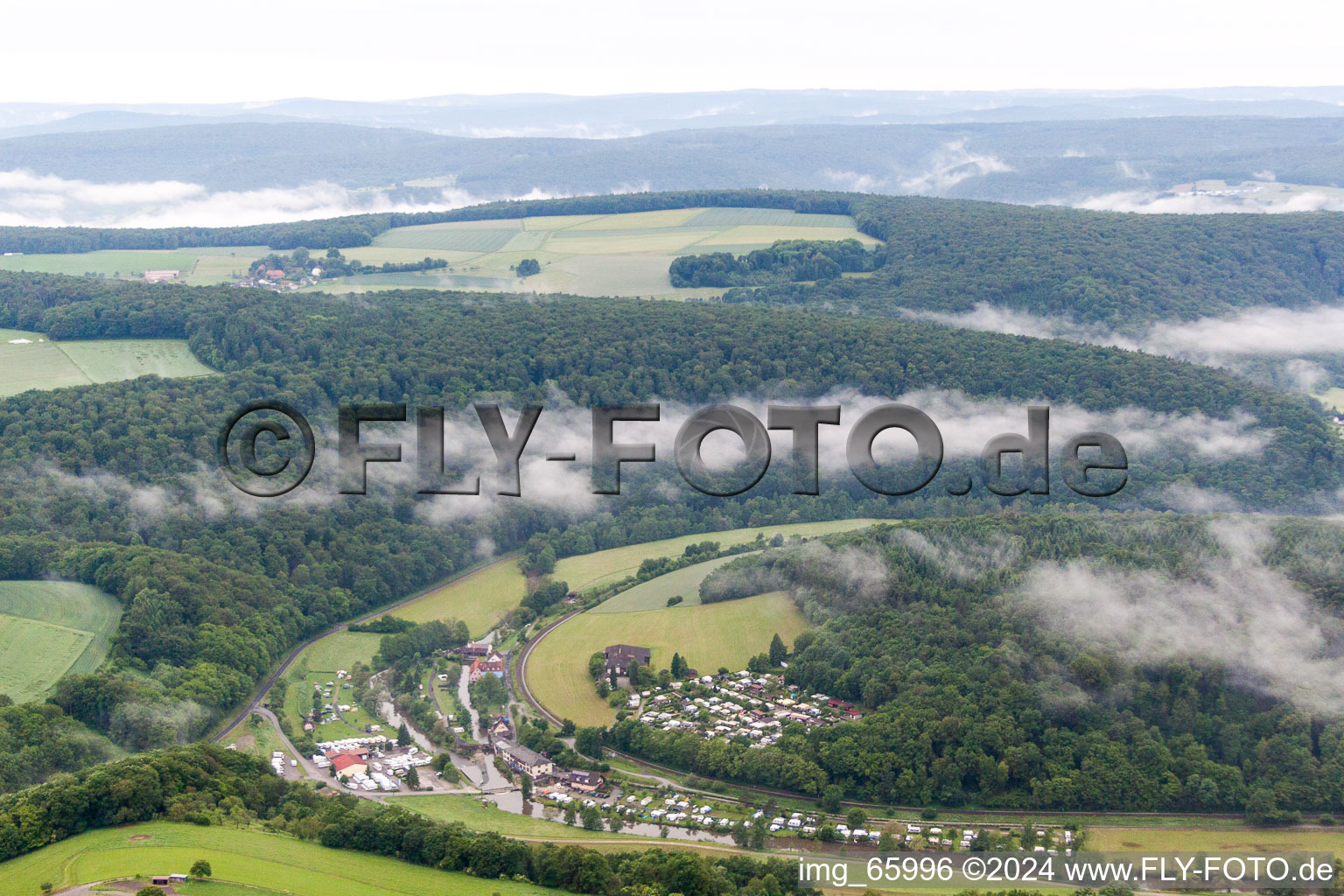 Luftbild von Dorfkern an den Fluß- Uferbereichen der fränkischen Saale im Ortsteil Morlesau in Hammelburg im Bundesland Bayern, Deutschland
