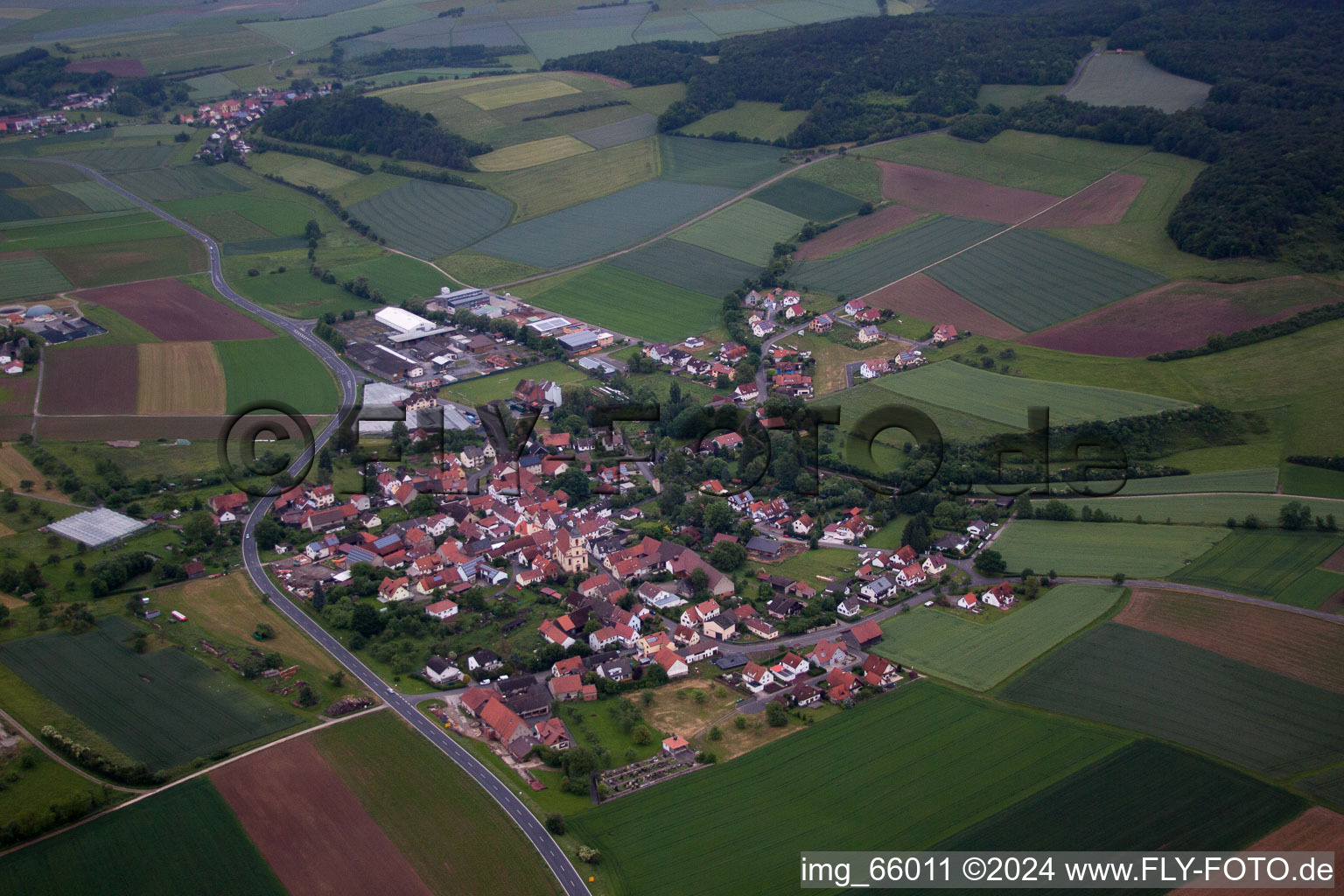 Dorf - Ansicht am Rande von landwirtschaftlichen Feldern und Nutzflächen im Ortsteil Heßdorf in Karsbach im Bundesland Bayern, Deutschland
