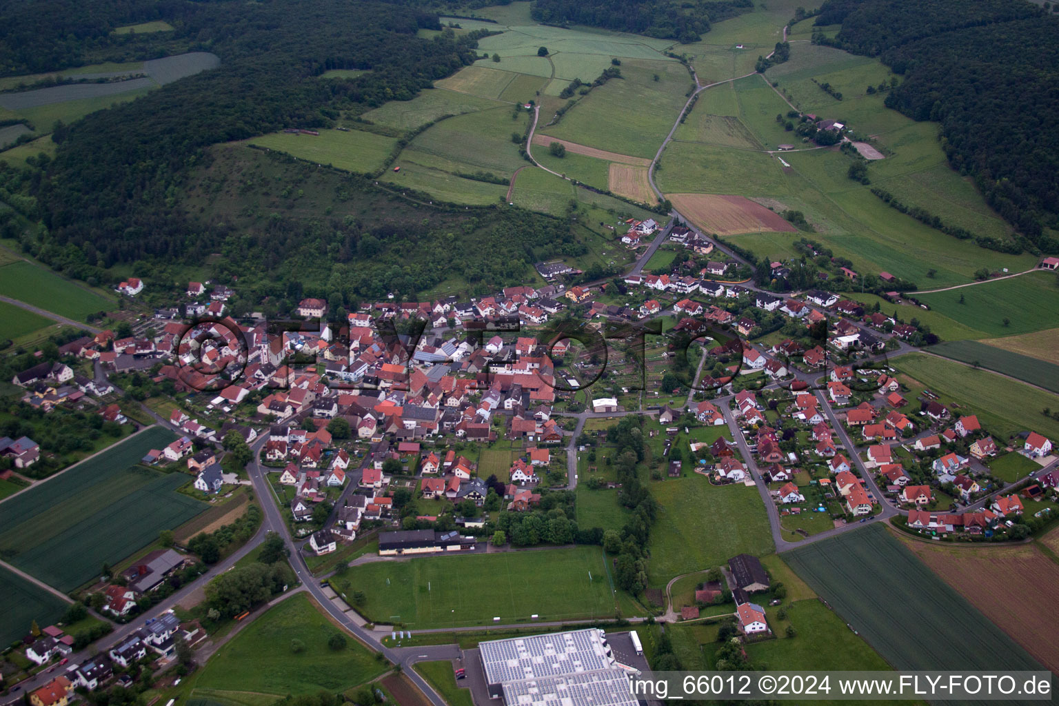 Luftbild von Dorf - Ansicht am Rande von landwirtschaftlichen Feldern und Nutzflächen in Karsbach im Bundesland Bayern, Deutschland