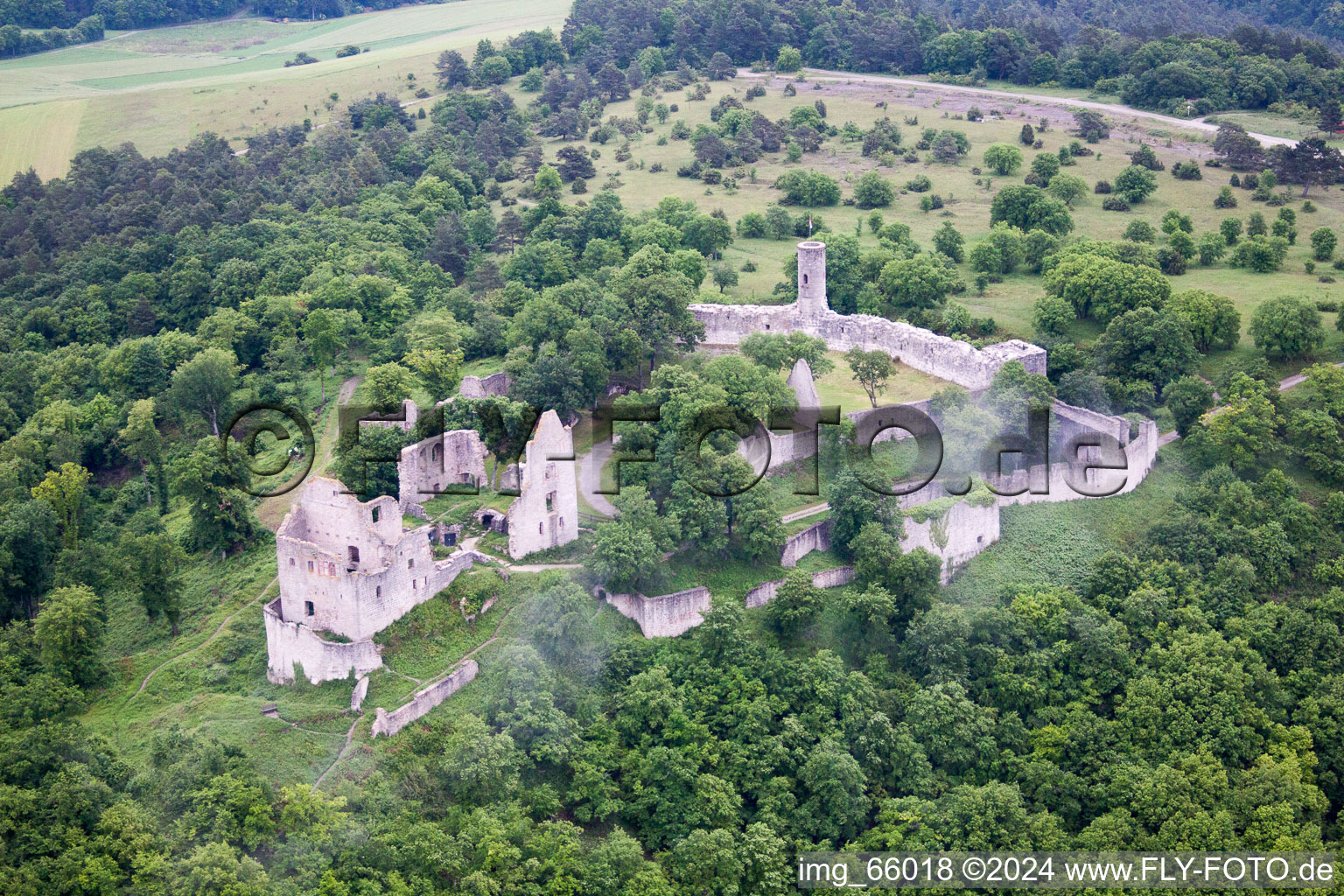Ruine und Mauerreste der ehemaligen Burganlage und Feste Burgruine Homburg bei Gössenheim in Gössenheim im Bundesland Bayern, Deutschland