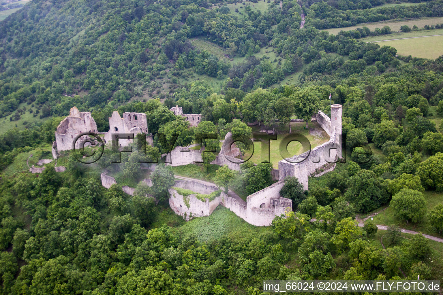 Luftbild von Ruine und Mauerreste der ehemaligen Burganlage und Feste Burgruine Homburg bei Gössenheim in Gössenheim im Bundesland Bayern, Deutschland