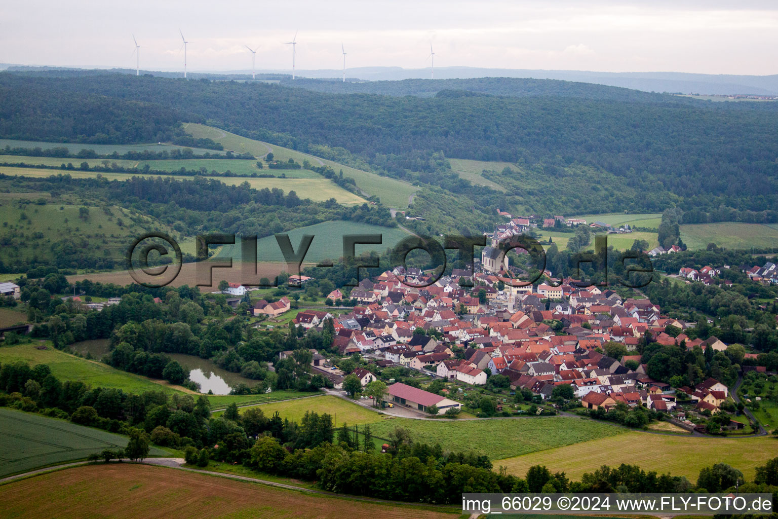 Dorf - Ansicht am Rande von landwirtschaftlichen Feldern und Nutzflächen in Eußenheim im Bundesland Bayern, Deutschland