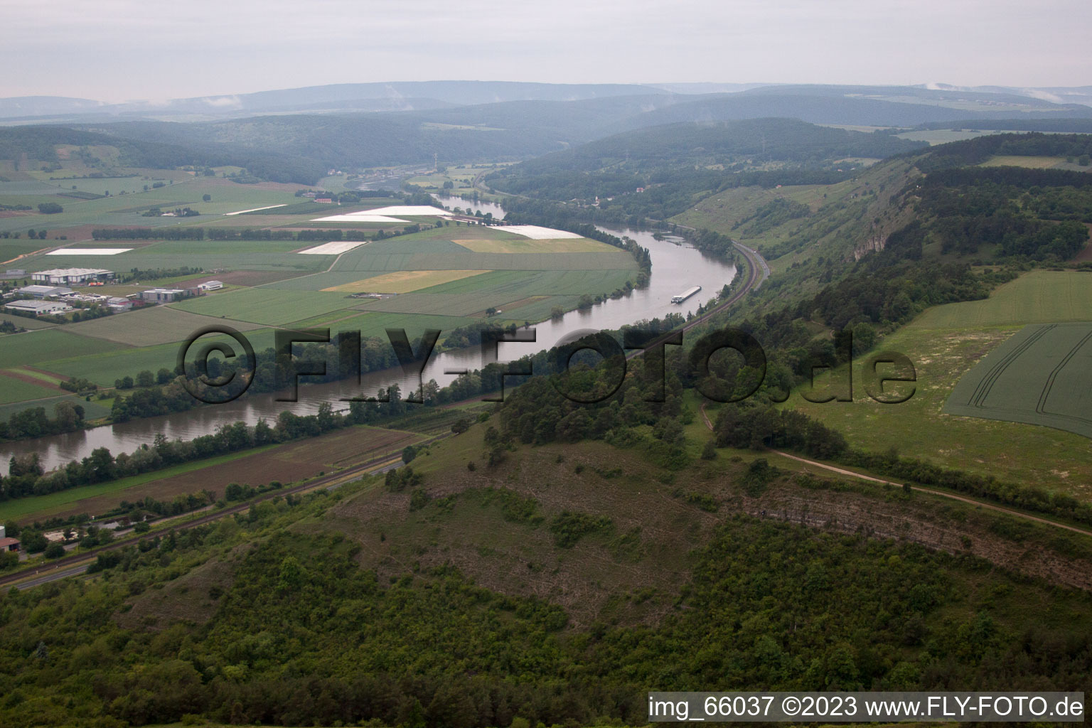 Luftbild von Karlburg, Main Richtung Gambach im Bundesland Bayern, Deutschland