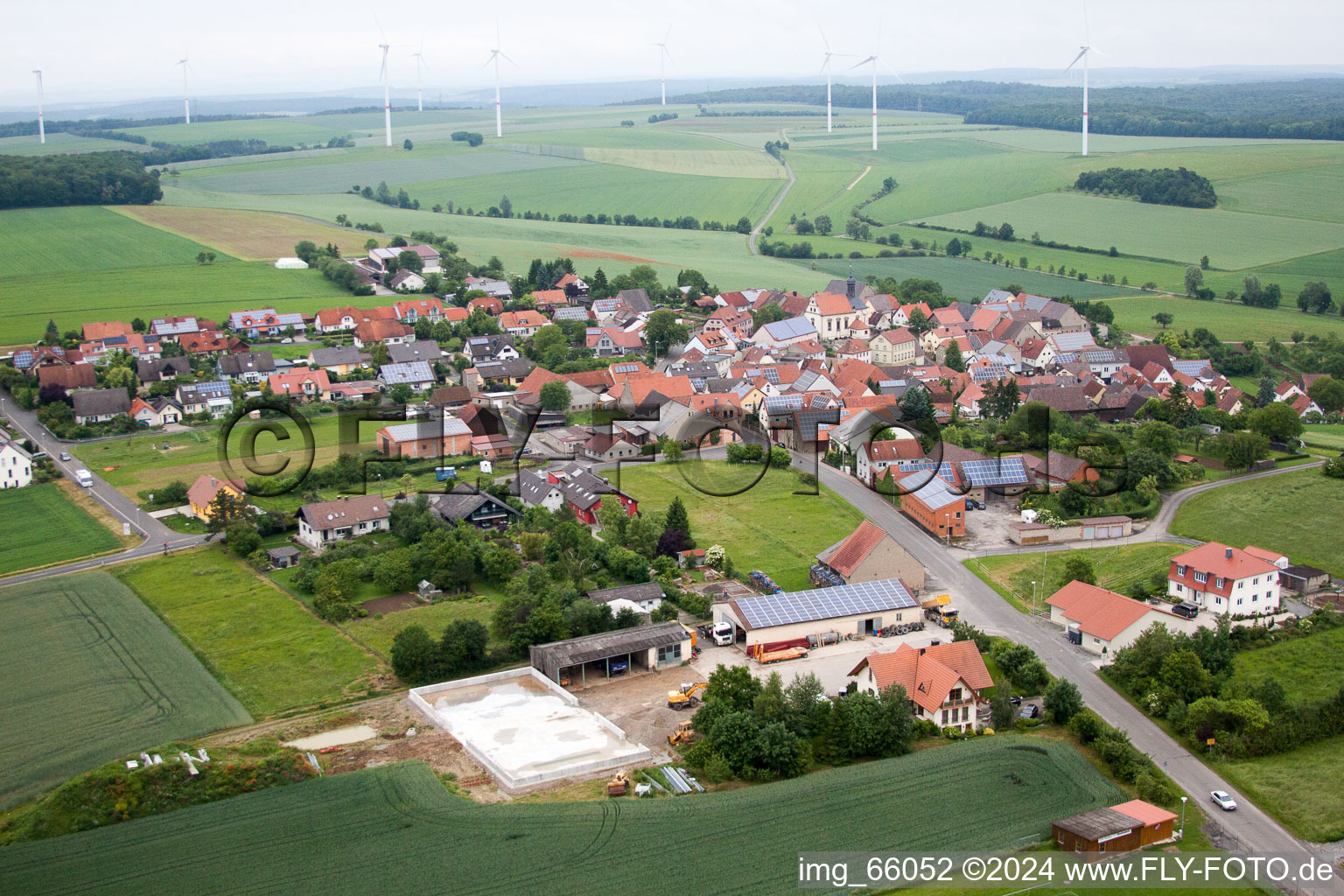 Dorf - Ansicht am Rande von landwirtschaftlichen Feldern und Nutzflächen im Ortsteil Heßlar in Karlstadt im Bundesland Bayern, Deutschland
