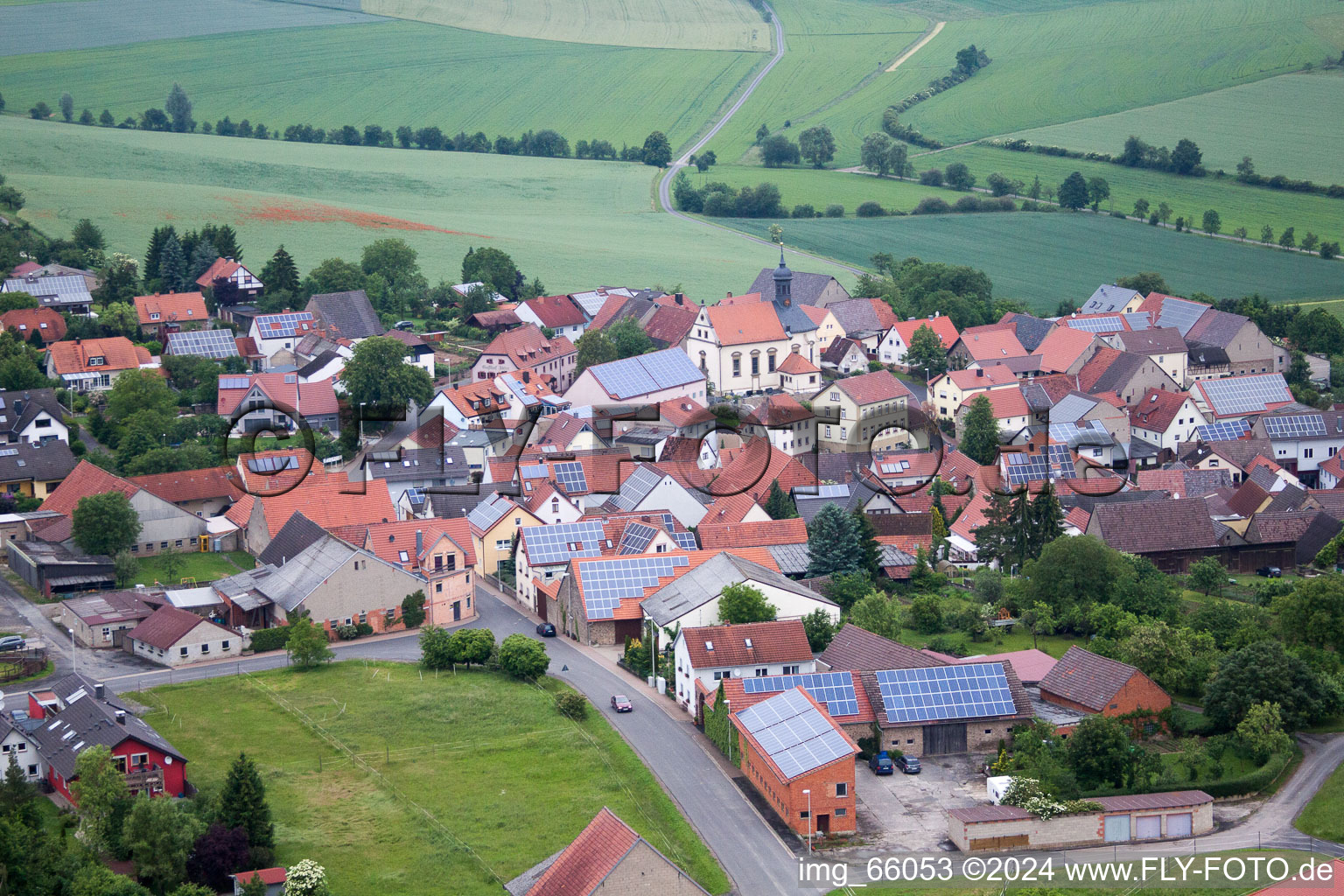 Luftbild von Dorf - Ansicht am Rande von landwirtschaftlichen Feldern und Nutzflächen im Ortsteil Heßlar in Karlstadt im Bundesland Bayern, Deutschland