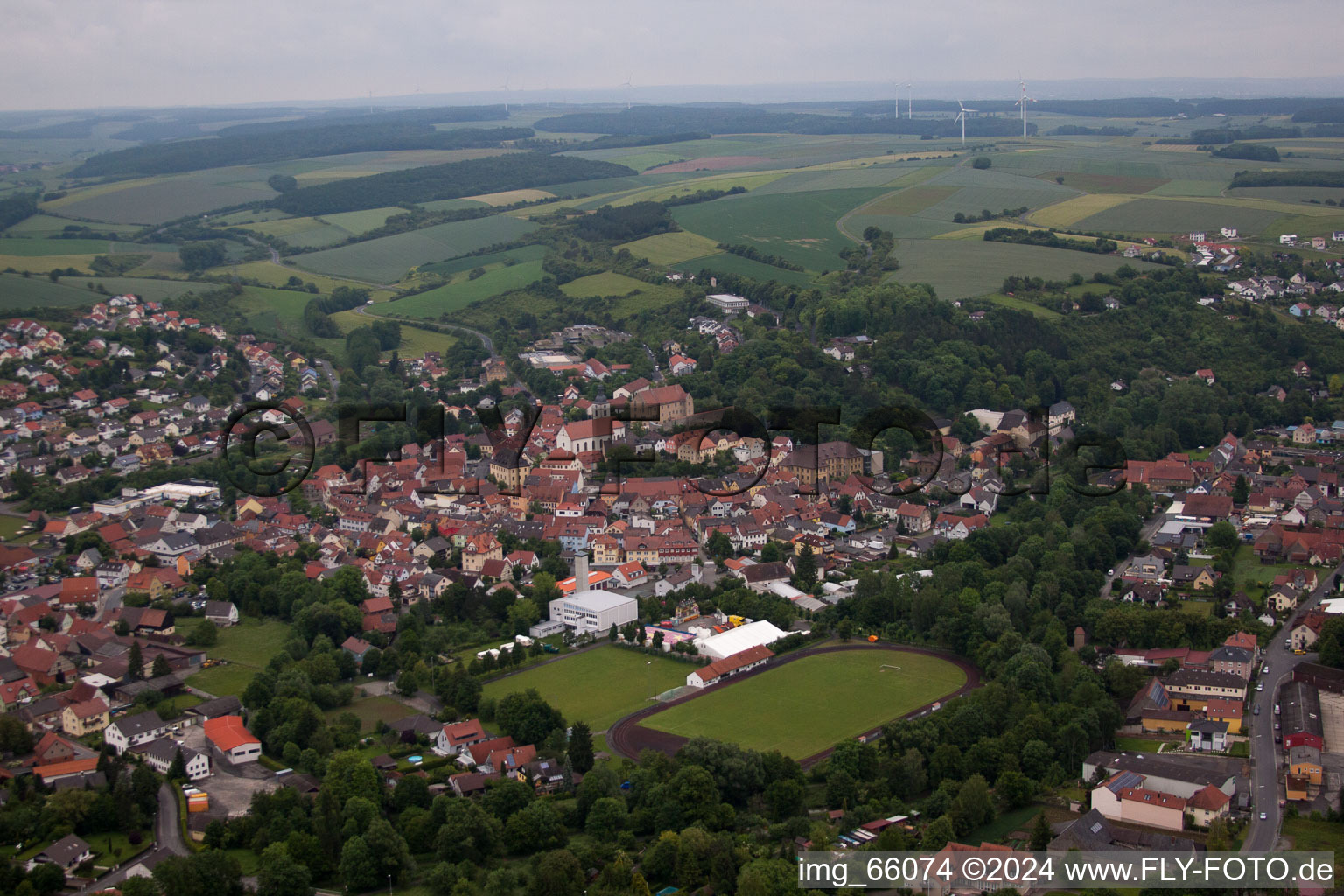 Ortsansicht der Straßen und Häuser der Wohngebiete in Arnstein im Bundesland Bayern, Deutschland von oben
