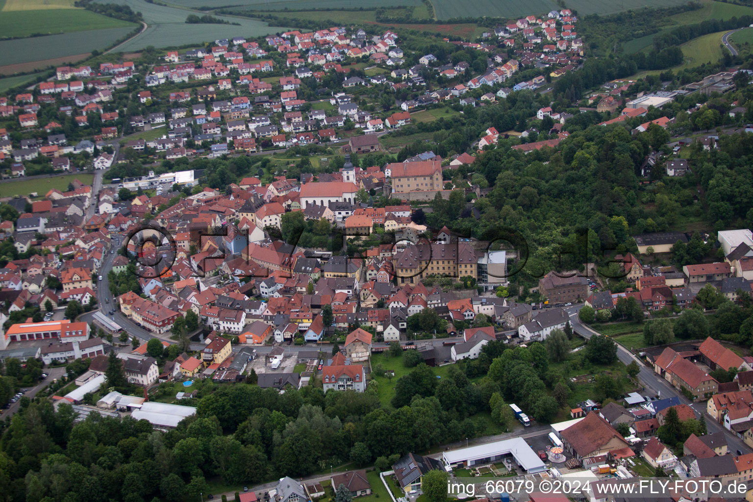 Ortsansicht der Straßen und Häuser der Wohngebiete in Arnstein im Bundesland Bayern, Deutschland aus der Luft