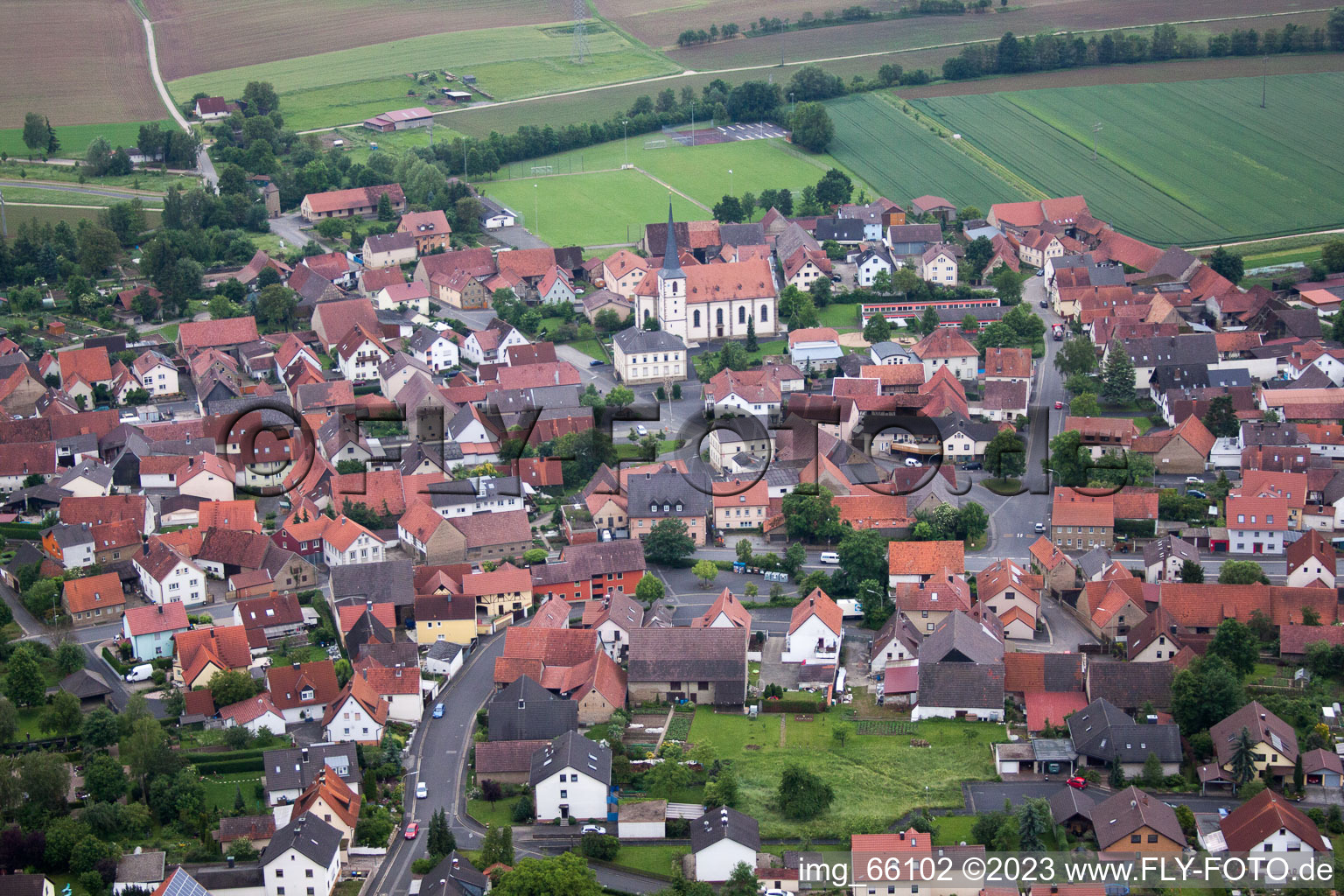 Schrägluftbild von Dorf - Ansicht in Zeuzleben im Bundesland Bayern, Deutschland