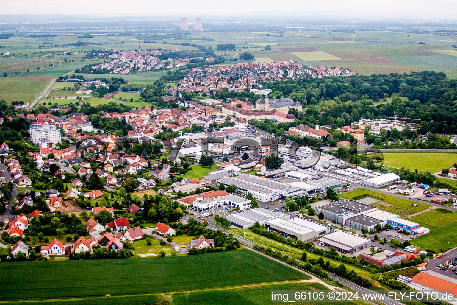 Luftbild von Gewerbegebiet und Firmenansiedlung in Werneck im Bundesland Bayern, Deutschland