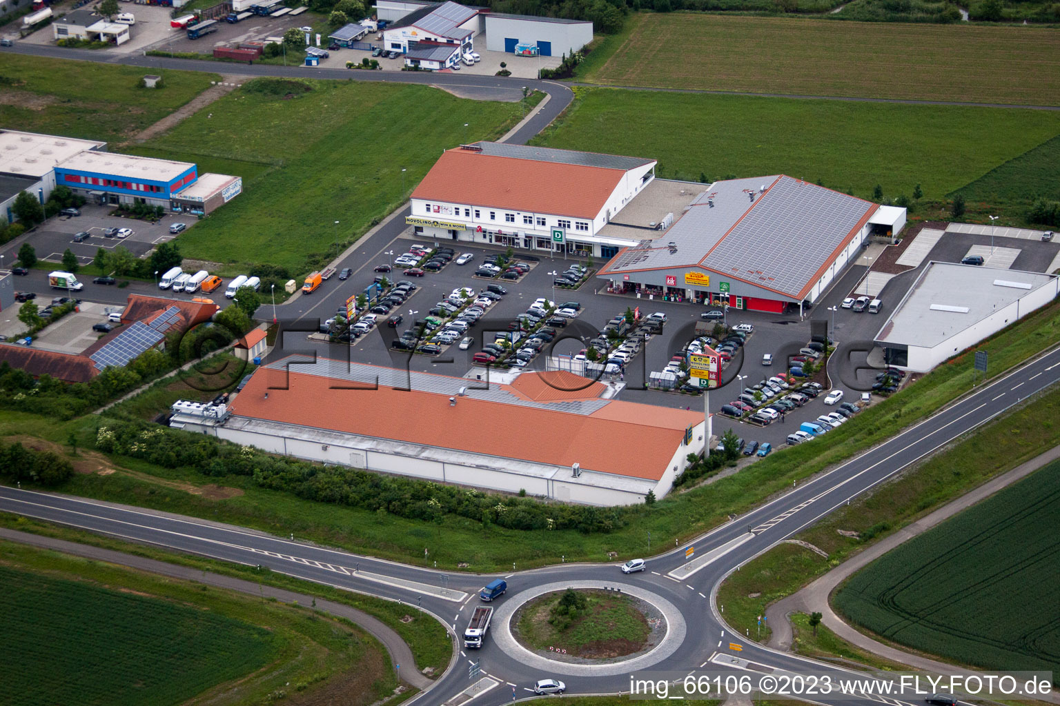 Luftaufnahme von Gewerbegebiet und Firmenansiedlung in Werneck im Bundesland Bayern, Deutschland