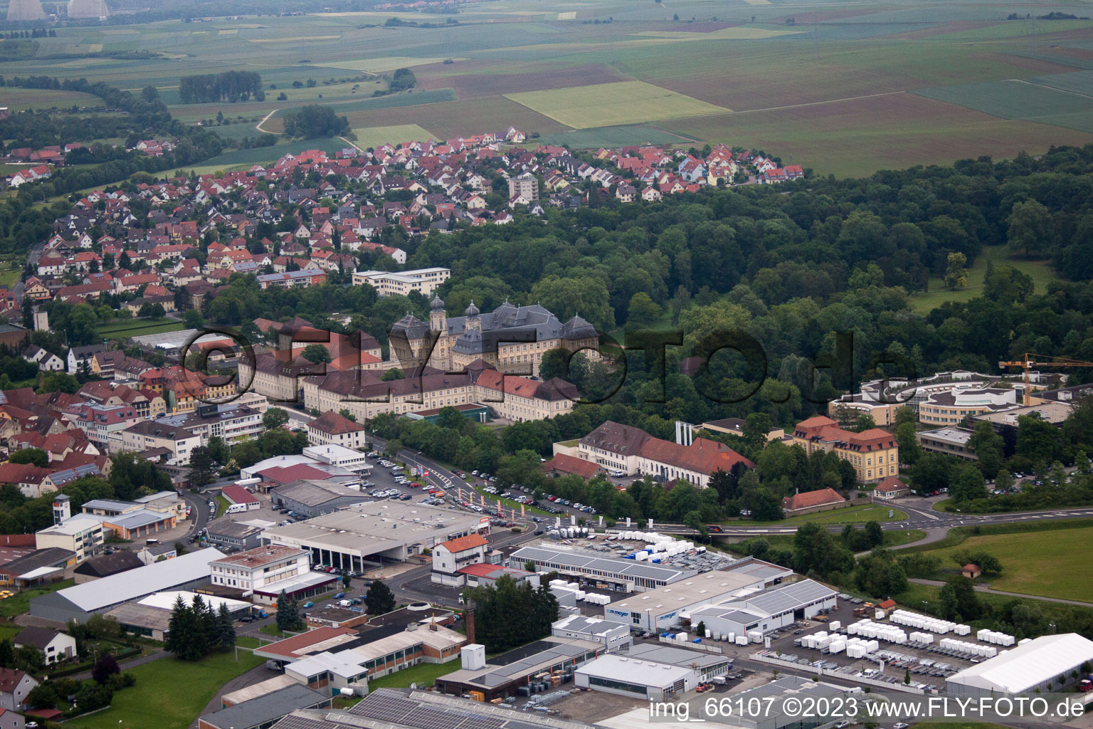 Schrägluftbild von Gewerbegebiet und Firmenansiedlung in Werneck im Bundesland Bayern, Deutschland