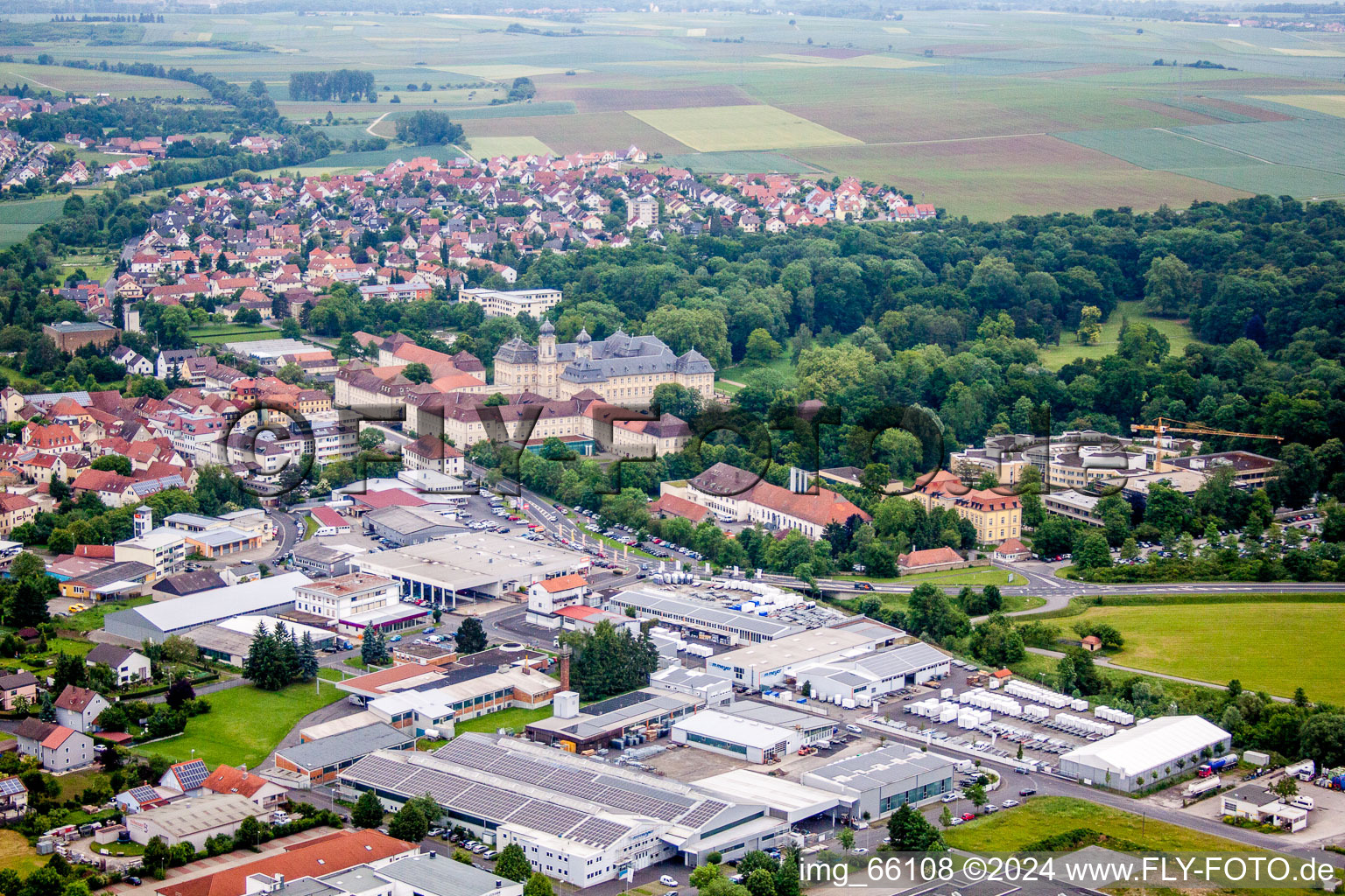 Gewerbegebiet und Firmenansiedlung in Werneck im Bundesland Bayern, Deutschland von oben