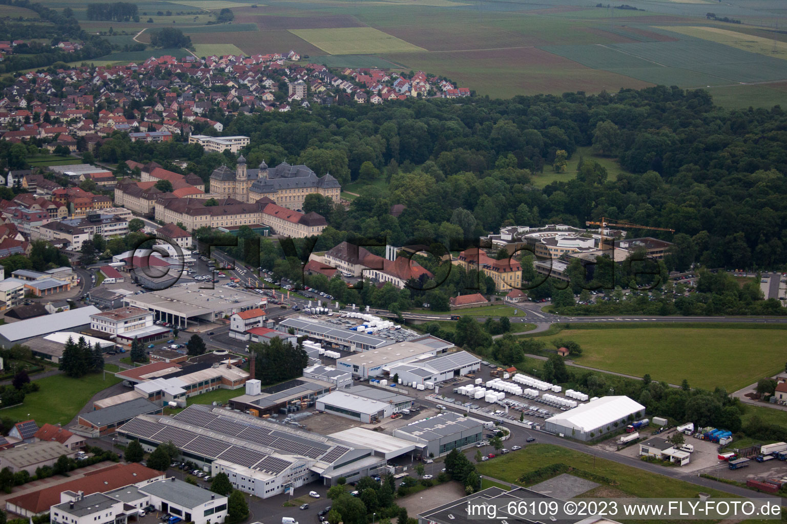 Gewerbegebiet und Firmenansiedlung in Werneck im Bundesland Bayern, Deutschland aus der Luft