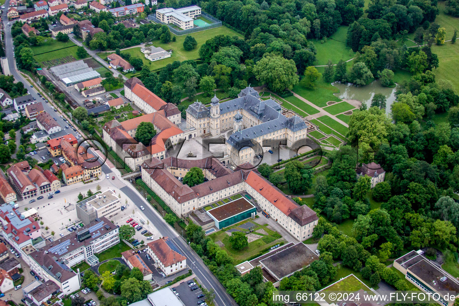 Luftbild von Gebäudekomplex im Schloßpark von Schloß Werneck in Werneck im Bundesland Bayern, Deutschland
