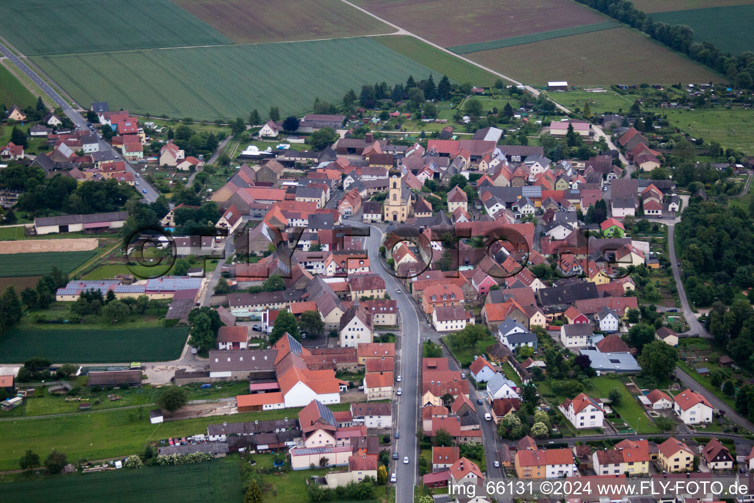 Kirchengebäude im Dorfkern in Werneck im Bundesland Bayern, Deutschland