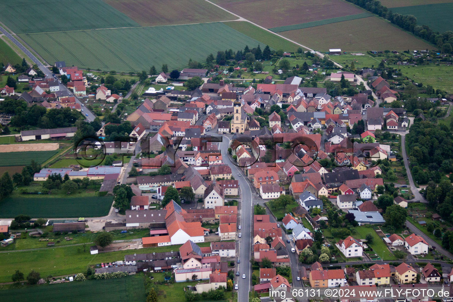 Kirchengebäude im Dorfkern in Werneck im Ortsteil Ettleben im Bundesland Bayern, Deutschland