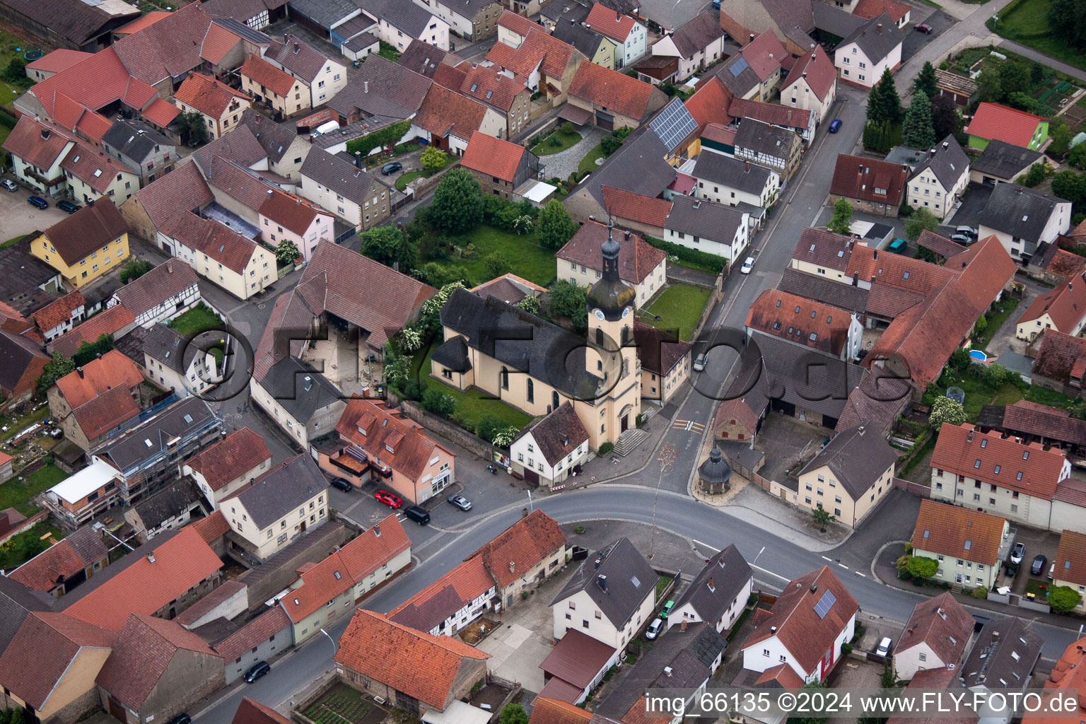 Luftbild von Kirchengebäude im Dorfkern in Werneck im Ortsteil Ettleben im Bundesland Bayern, Deutschland