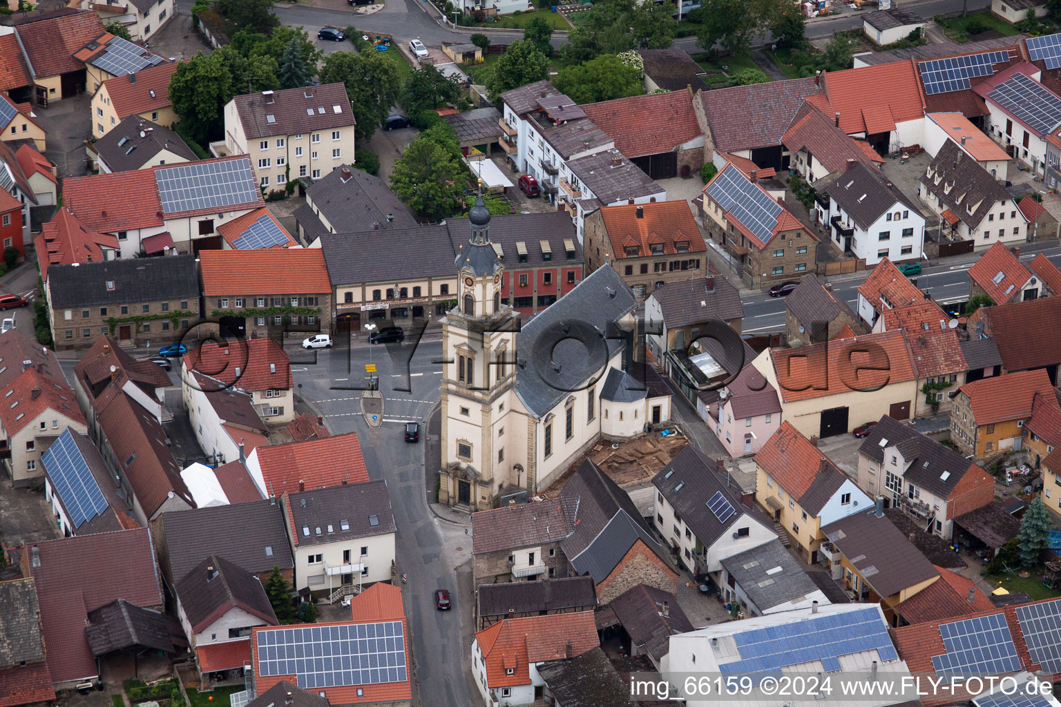 Kirchengebäude im Dorfkern in Bergrheinfeld im Bundesland Bayern, Deutschland