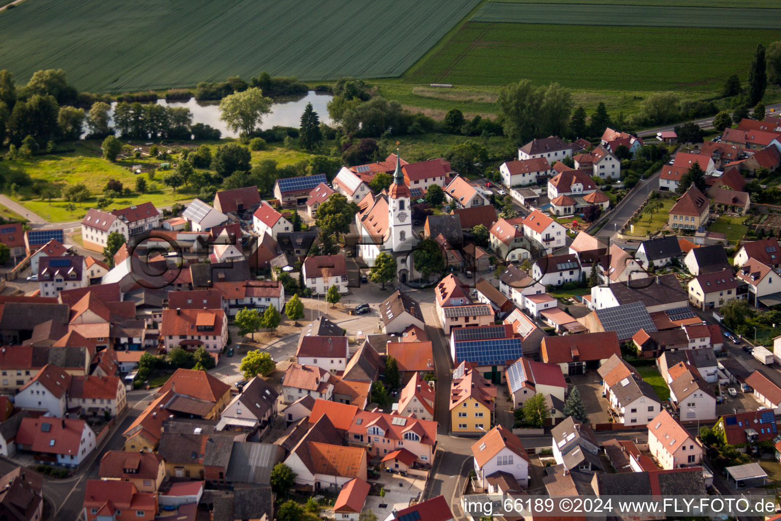 Luftbild von Dorfkern an den Fluß- Uferbereichen des Main im Ortsteil Hirschfeld in Röthlein im Bundesland Bayern, Deutschland