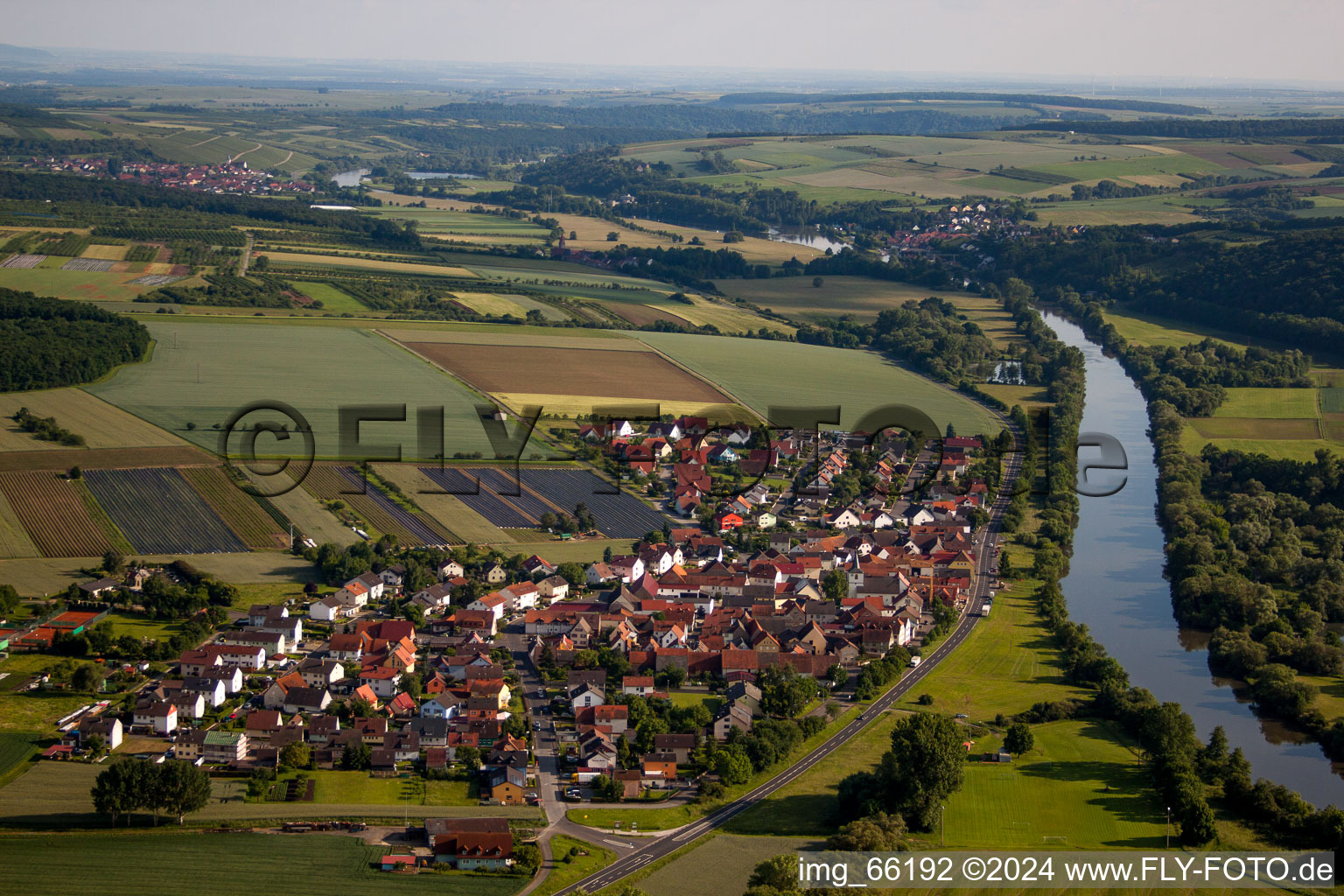 Luftaufnahme von Dorfkern an den Fluß- Uferbereichen des Main im Ortsteil Hirschfeld in Röthlein im Bundesland Bayern, Deutschland