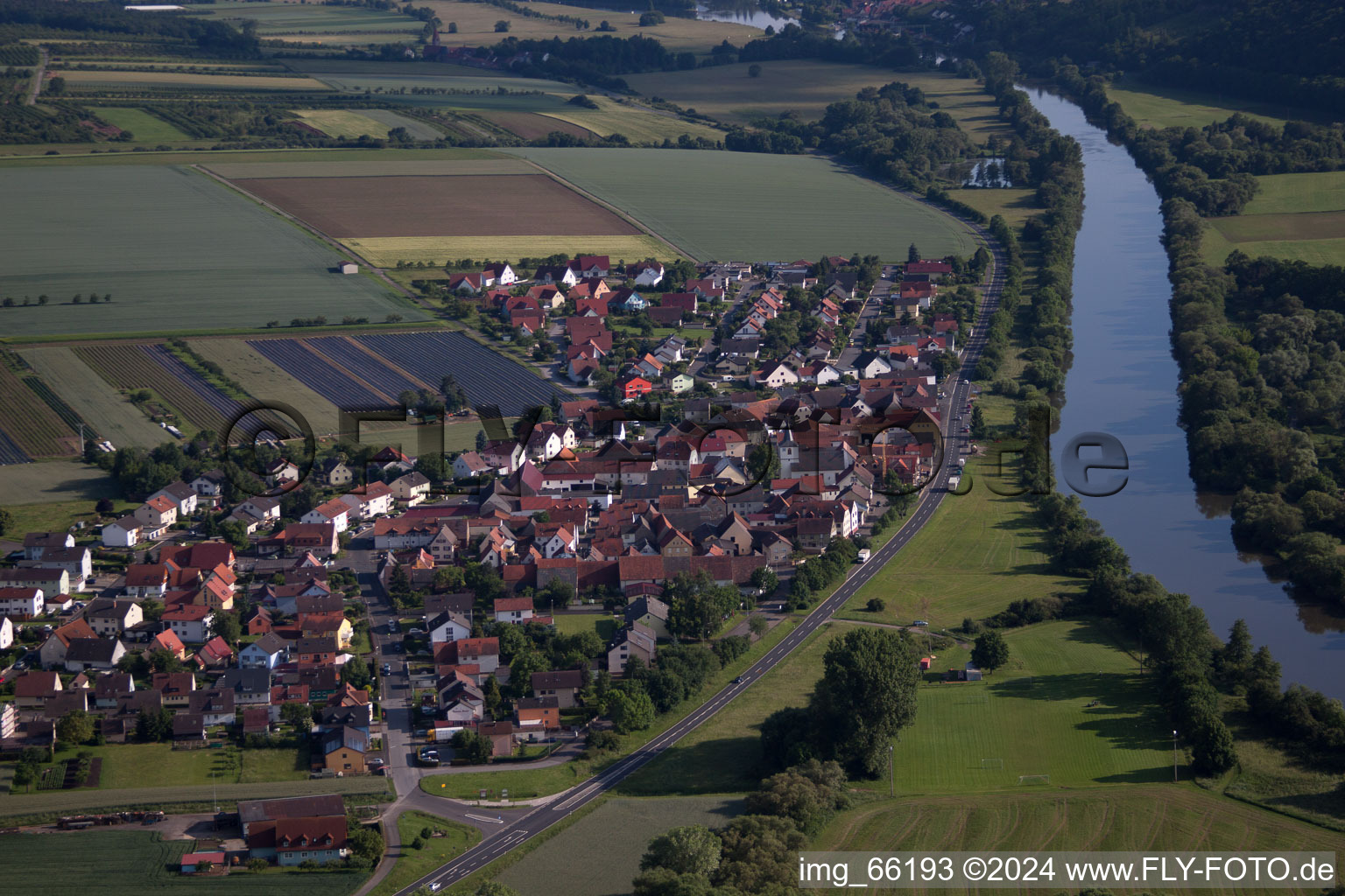 Schrägluftbild von Dorfkern an den Fluß- Uferbereichen des Main im Ortsteil Hirschfeld in Röthlein im Bundesland Bayern, Deutschland