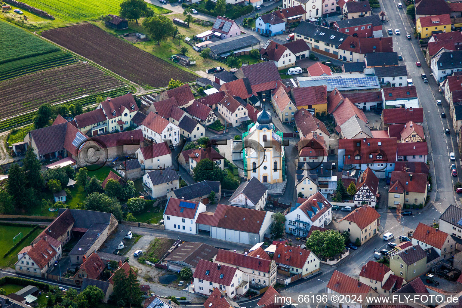 Kirchengebäude der Allerheiligen Kirche Theilheim in Waigolshausen im Bundesland Bayern, Deutschland