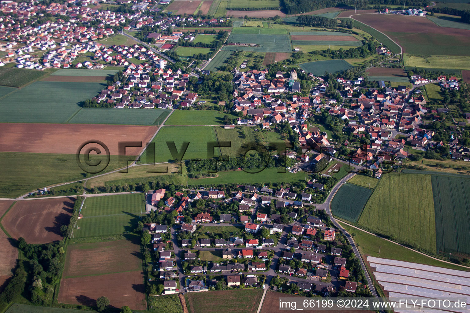 Ortsansicht der Straßen und Häuser der Wohngebiete in Unterpleichfeld im Bundesland Bayern, Deutschland