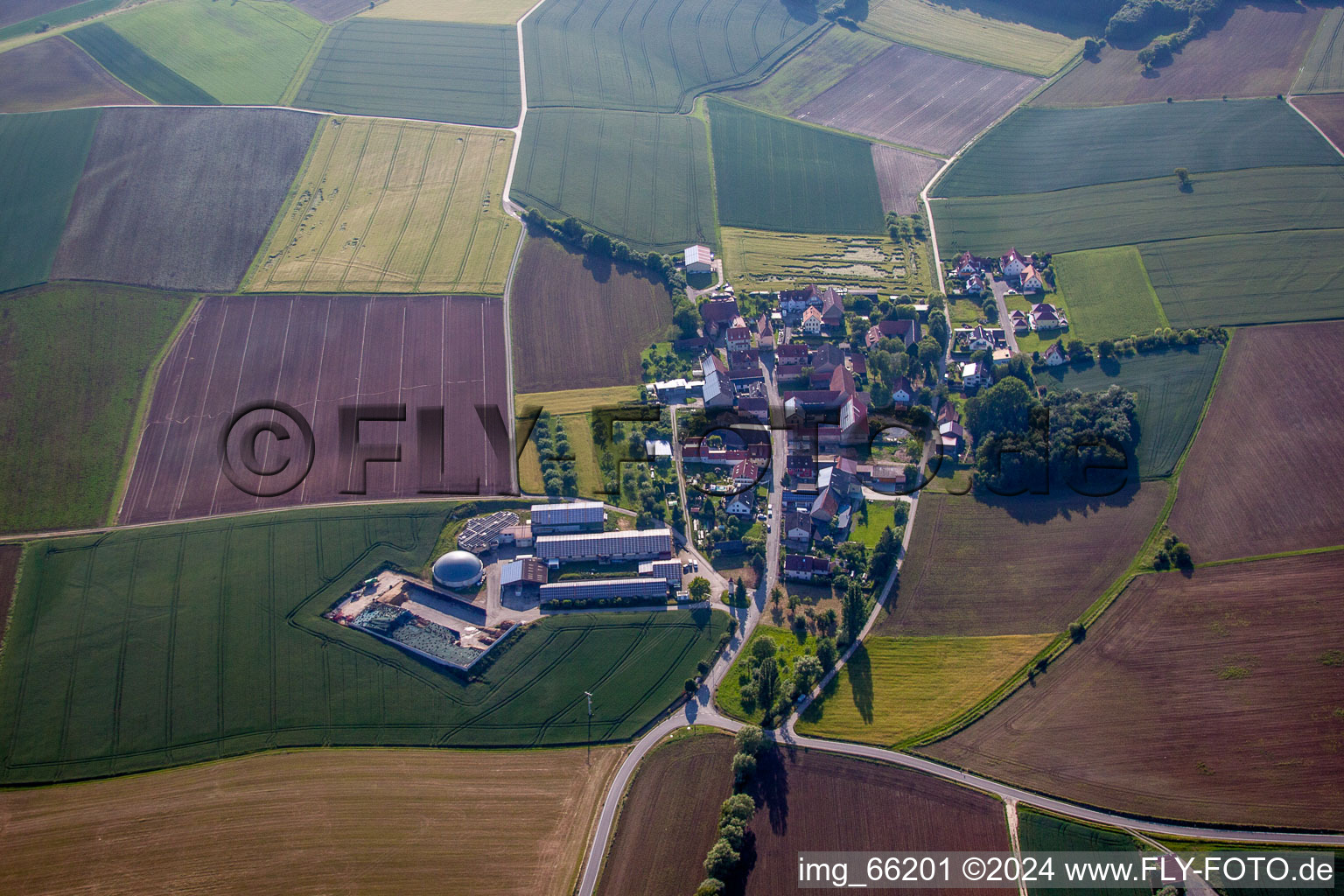 Dorf - Ansicht am Rande von landwirtschaftlichen Feldern und Nutzflächen in Rupprechtshausen im Bundesland Bayern, Deutschland
