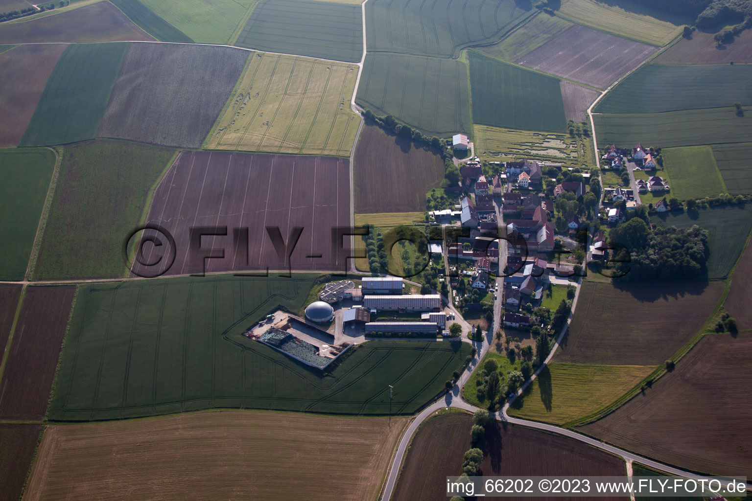 Luftbild von Dorf - Ansicht am Rande von landwirtschaftlichen Feldern und Nutzflächen in Rupprechtshausen im Bundesland Bayern, Deutschland