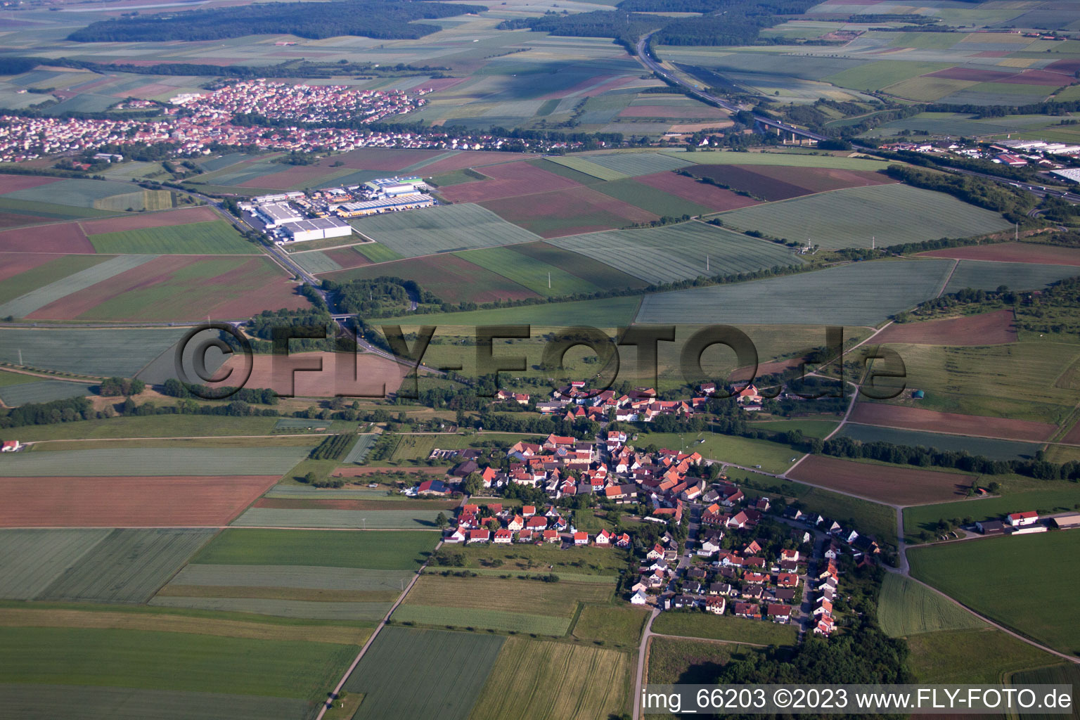 Dorf - Ansicht am Rande von landwirtschaftlichen Feldern und Nutzflächen im Ortsteil Mühlhausen in Estenfeld im Bundesland Bayern, Deutschland