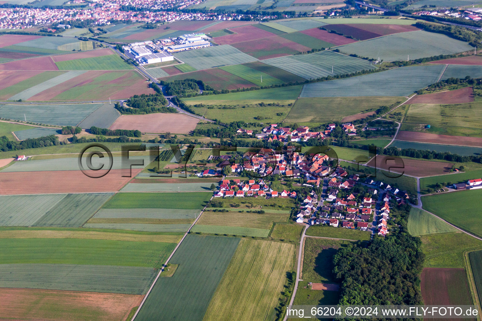 Luftbild von Dorf - Ansicht am Rande von landwirtschaftlichen Feldern und Nutzflächen im Ortsteil Mühlhausen in Estenfeld im Bundesland Bayern, Deutschland