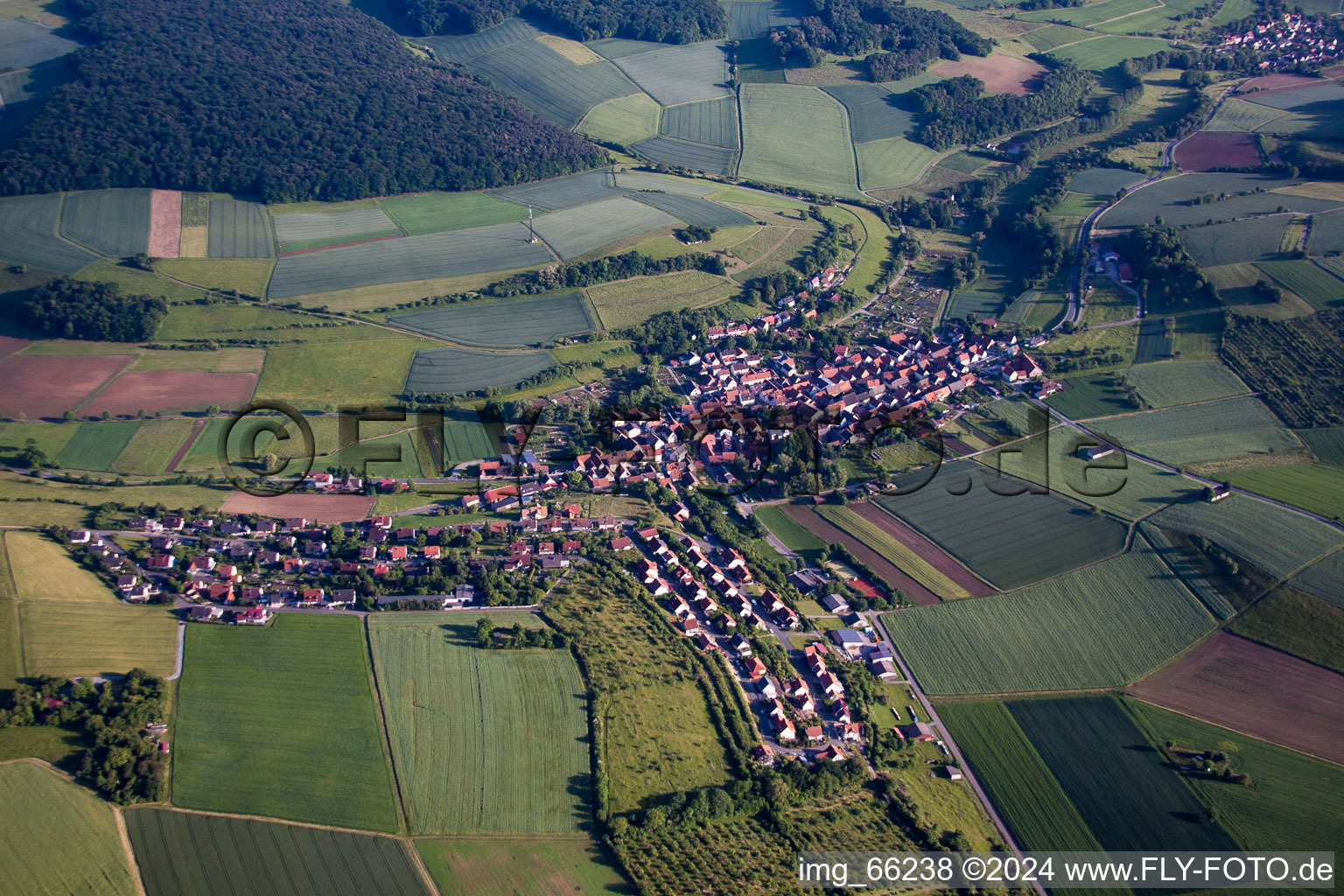 Dorf - Ansicht am Rande von landwirtschaftlichen Feldern und Nutzflächen in Unteraltertheim im Bundesland Bayern, Deutschland