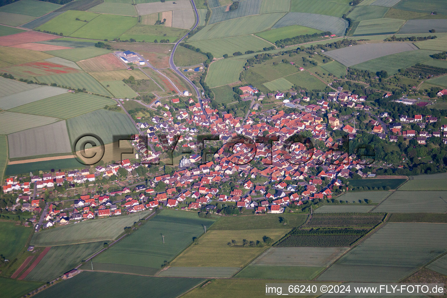 Dorf - Ansicht am Rande von landwirtschaftlichen Feldern und Nutzflächen in Oberaltertheim im Bundesland Bayern, Deutschland