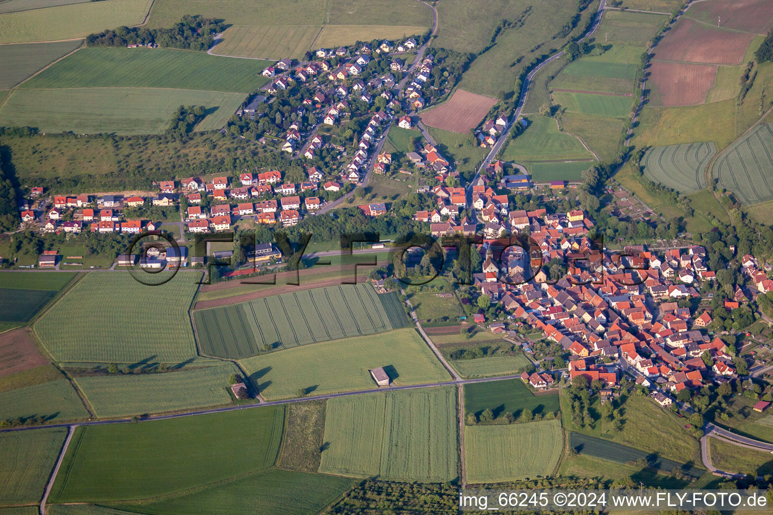 Luftbild von Dorf - Ansicht am Rande von landwirtschaftlichen Feldern und Nutzflächen in Unteraltertheim im Bundesland Bayern, Deutschland