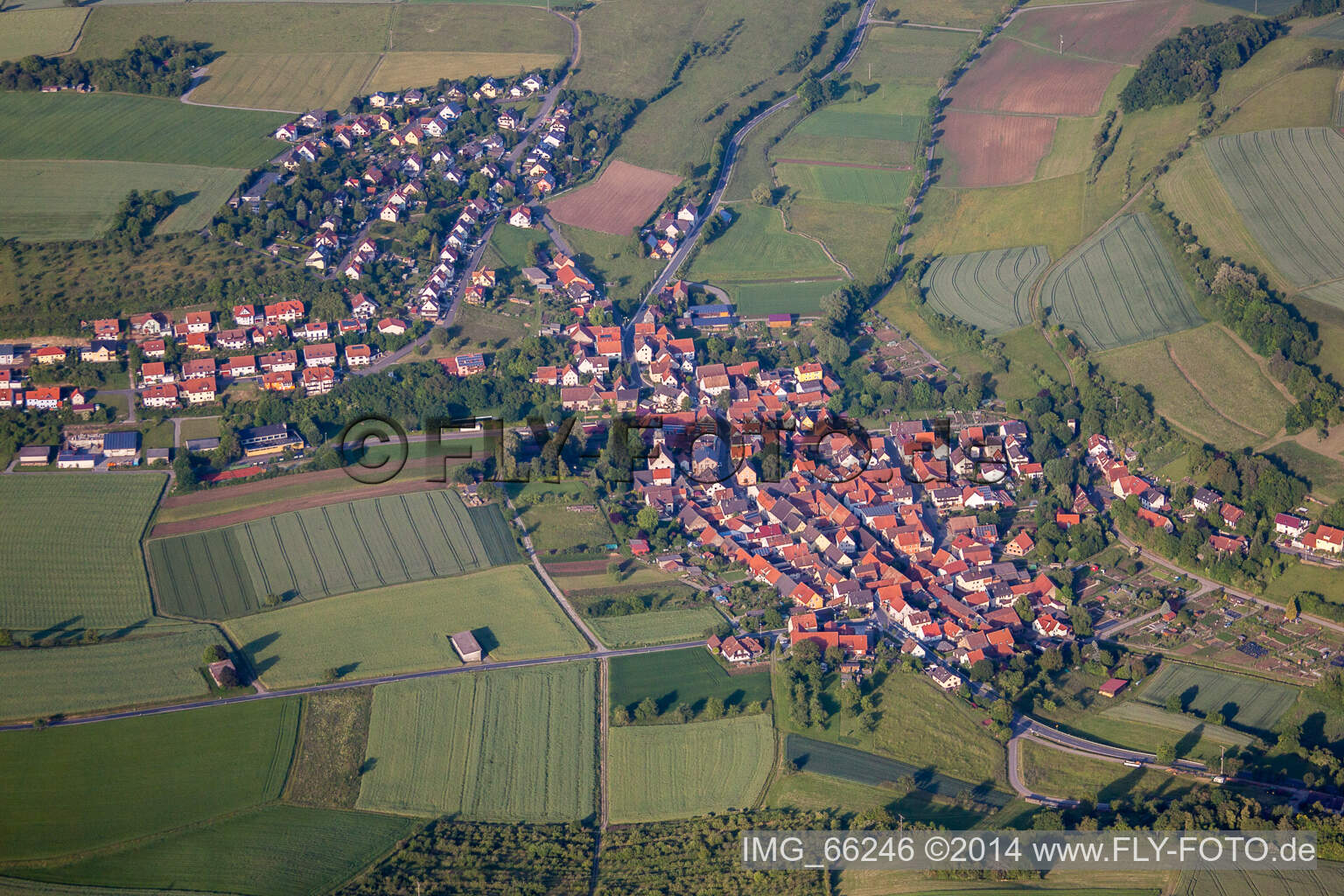 Luftaufnahme von Dorf - Ansicht am Rande von landwirtschaftlichen Feldern und Nutzflächen in Unteraltertheim im Bundesland Bayern, Deutschland