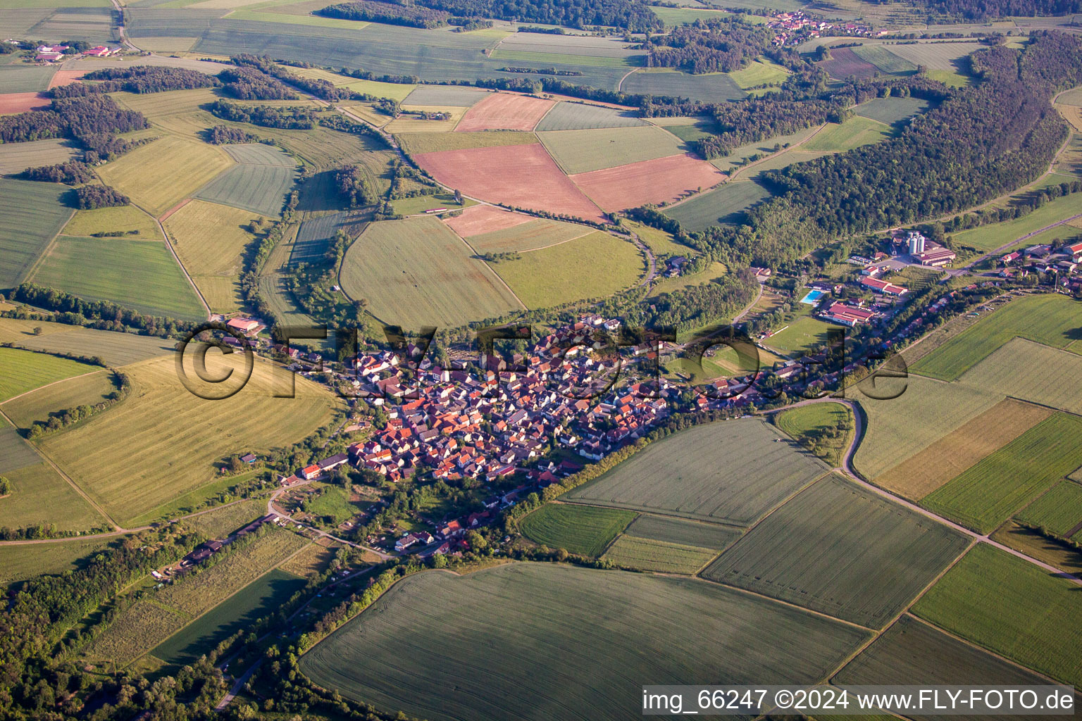 Dorf - Ansicht am Rande von landwirtschaftlichen Feldern und Nutzflächen in Wenkheim im Bundesland Baden-Württemberg, Deutschland