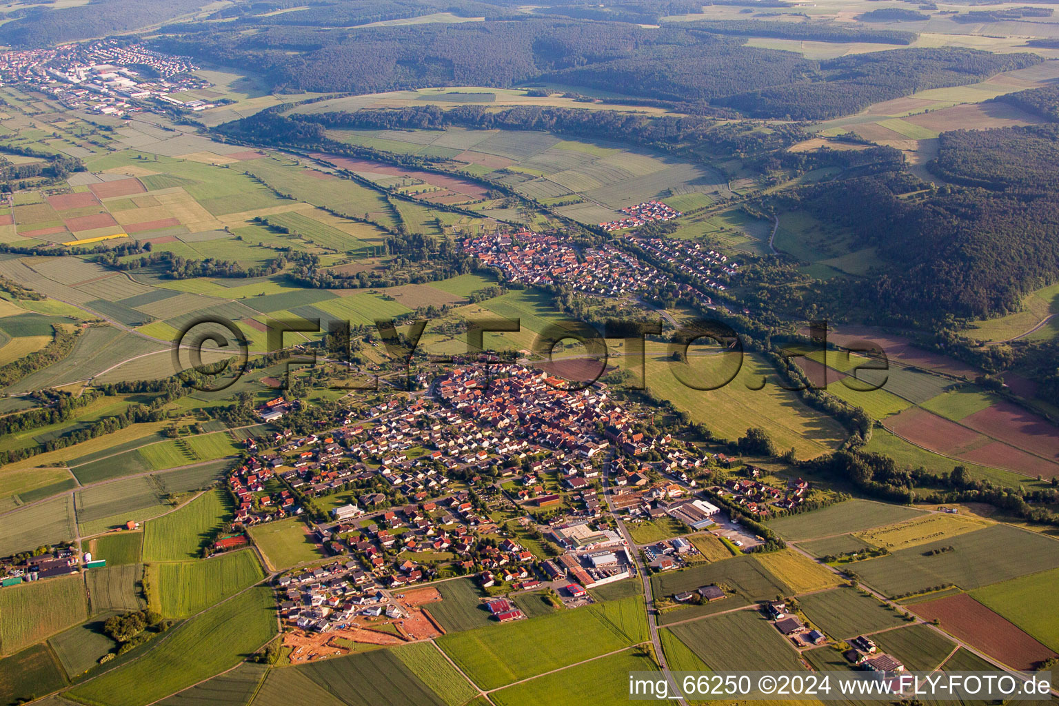 Dorf - Ansicht am Rande von landwirtschaftlichen Feldern und Nutzflächen in Werbach im Bundesland Baden-Württemberg, Deutschland