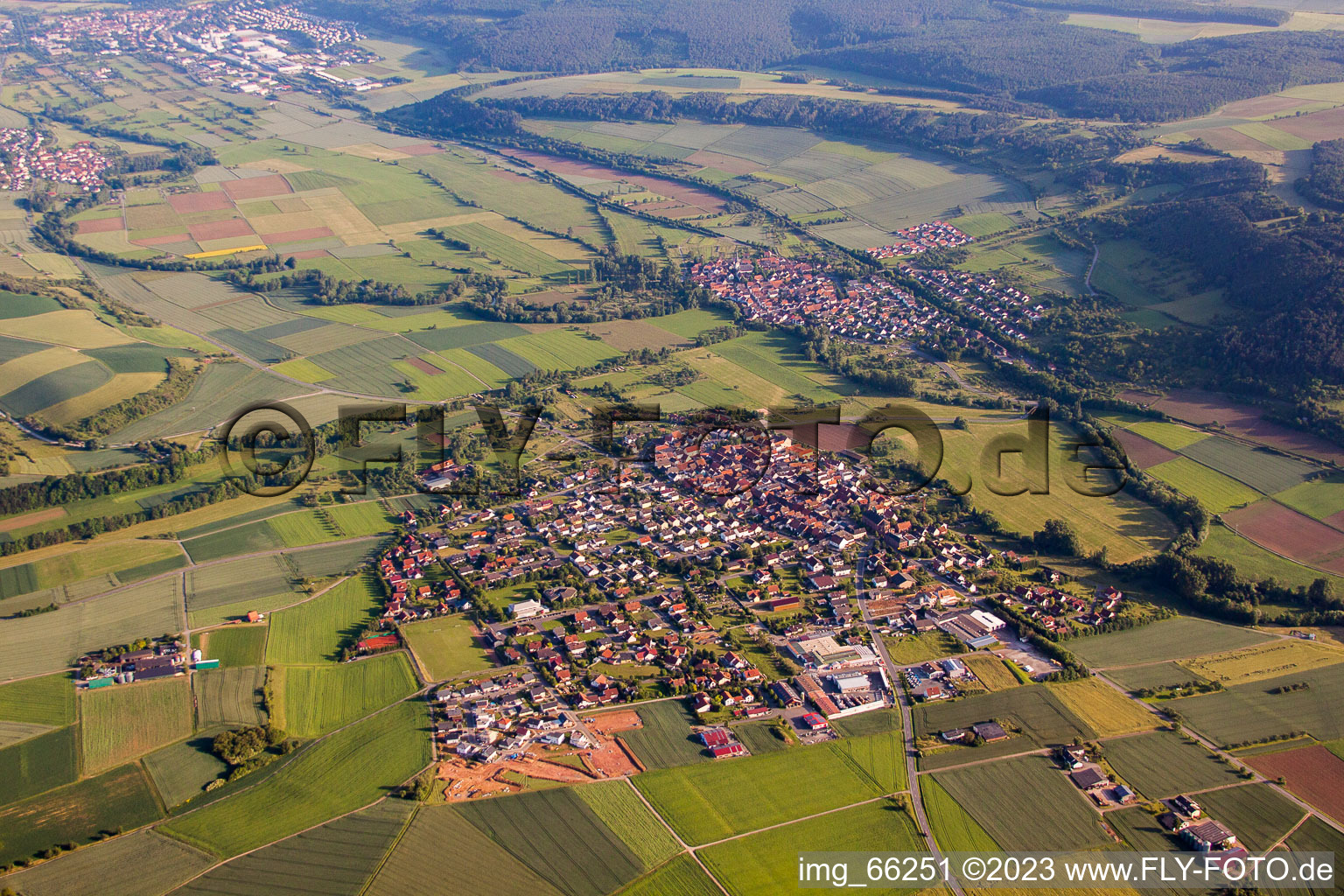 Luftbild von Dorf - Ansicht am Rande von landwirtschaftlichen Feldern und Nutzflächen in Werbach im Bundesland Baden-Württemberg, Deutschland