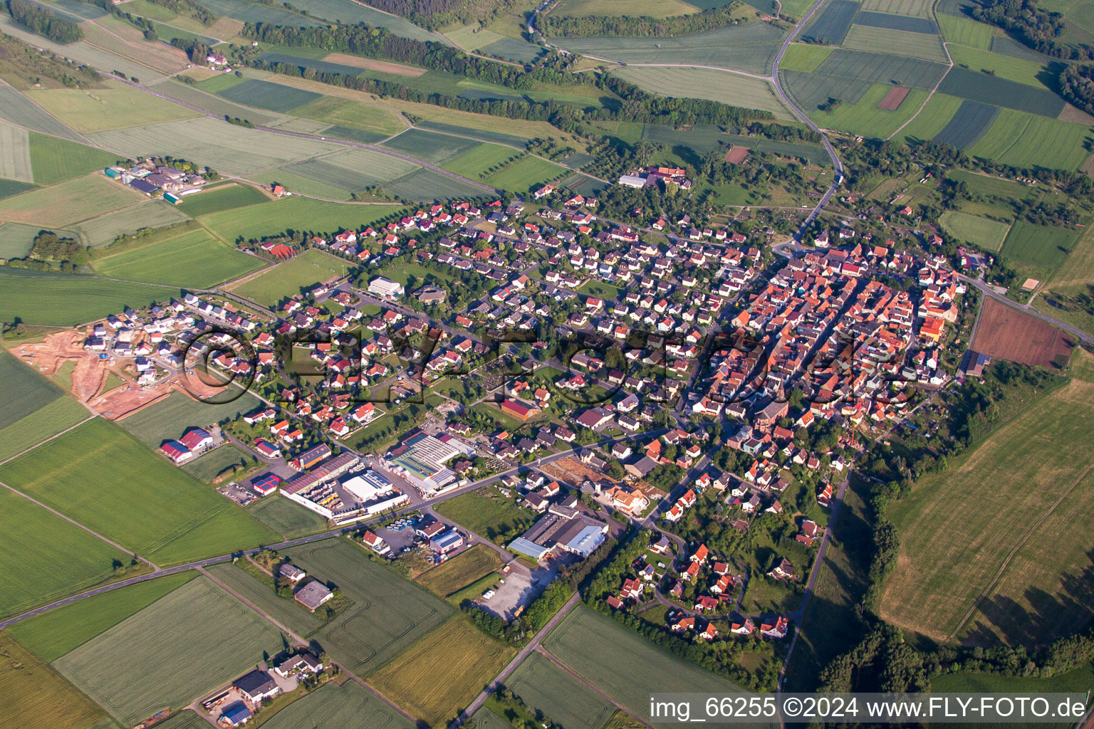 Luftaufnahme von Dorf - Ansicht am Rande von landwirtschaftlichen Feldern und Nutzflächen in Werbach im Bundesland Baden-Württemberg, Deutschland