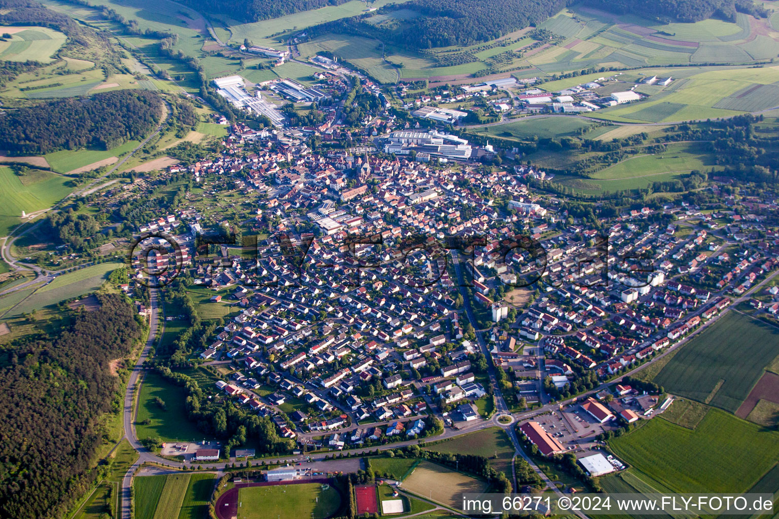 Ortsansicht der Straßen und Häuser der Wohngebiete in Hardheim im Bundesland Baden-Württemberg, Deutschland