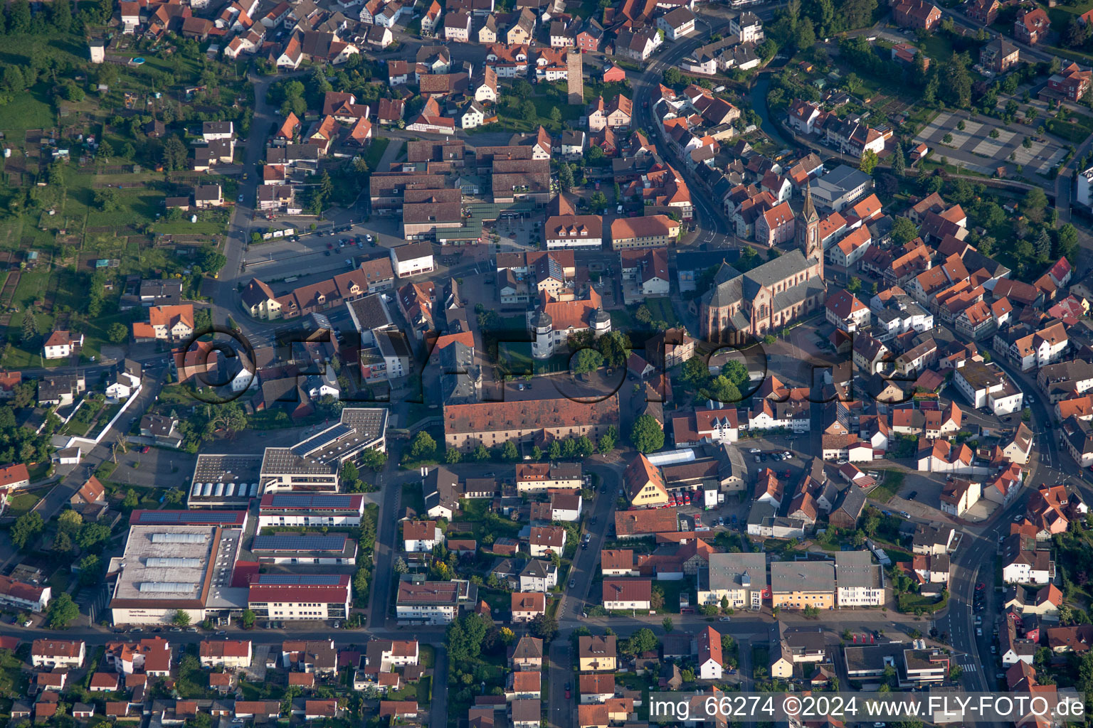 Luftbild von Ortsansicht der Straßen und Häuser der Wohngebiete in Hardheim im Bundesland Baden-Württemberg, Deutschland