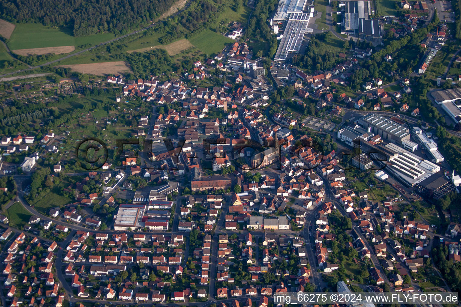 Luftaufnahme von Ortsansicht der Straßen und Häuser der Wohngebiete in Hardheim im Bundesland Baden-Württemberg, Deutschland