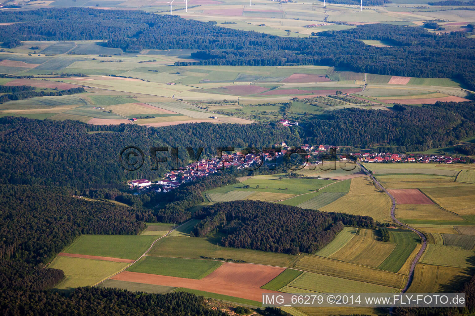 Dorf - Ansicht am Rande von landwirtschaftlichen Feldern und Nutzflächen in Waldstetten im Bundesland Baden-Württemberg, Deutschland