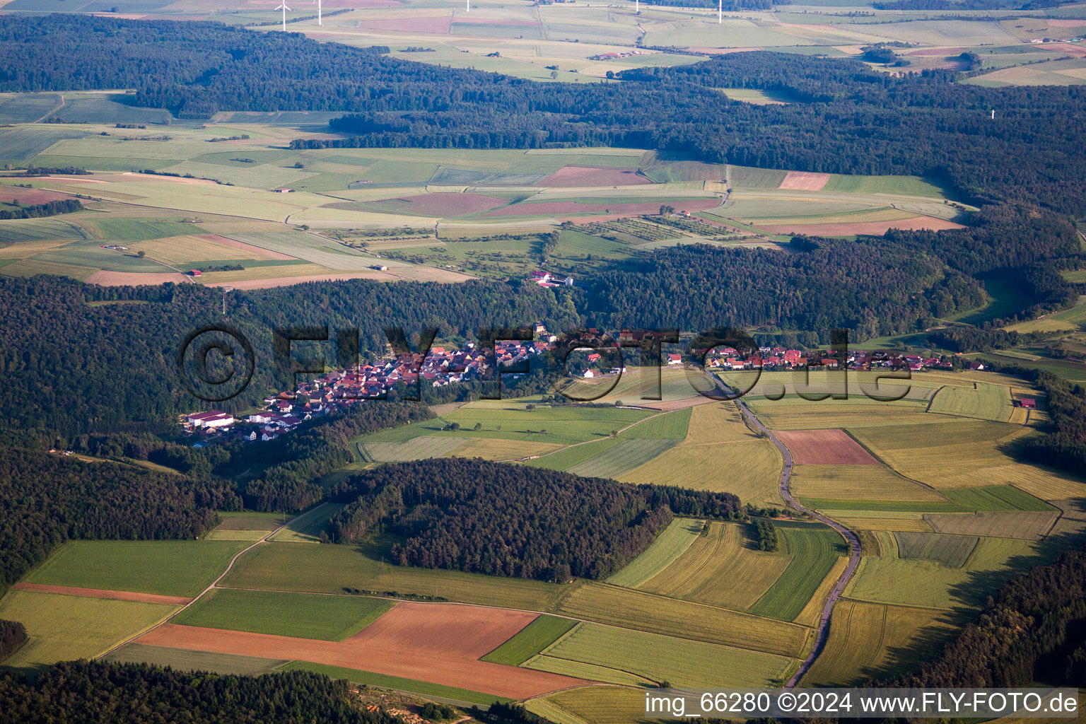 Luftbild von Dorf - Ansicht am Rande von landwirtschaftlichen Feldern und Nutzflächen in Waldstetten im Bundesland Baden-Württemberg, Deutschland