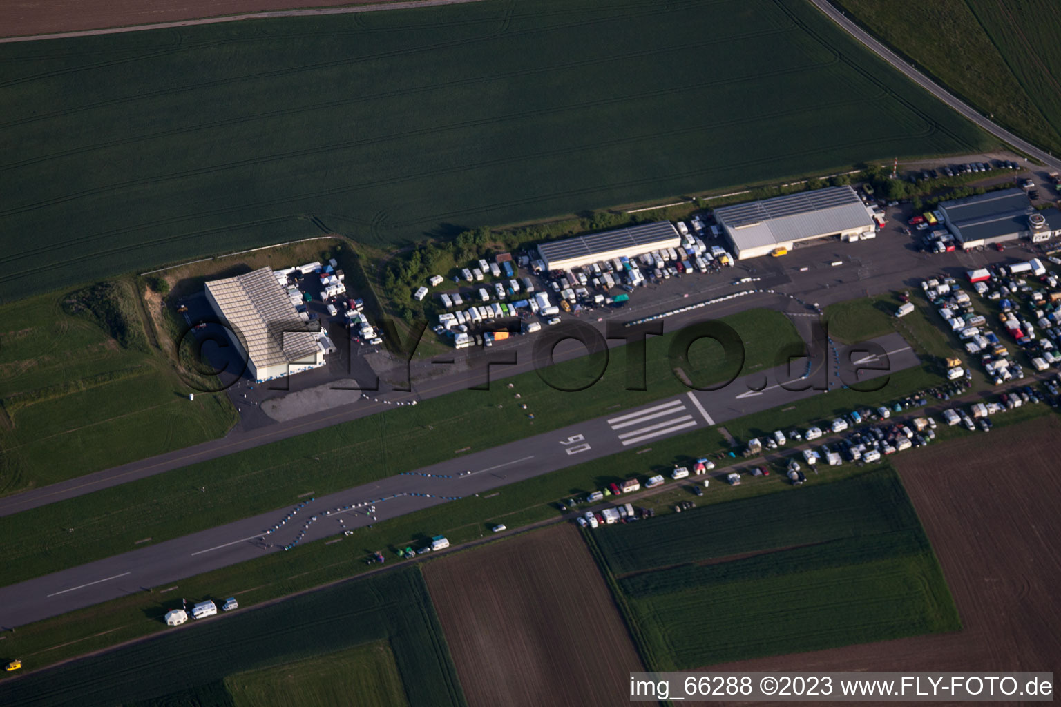Walldürn, Flugplatz im Bundesland Baden-Württemberg, Deutschland vom Flugzeug aus