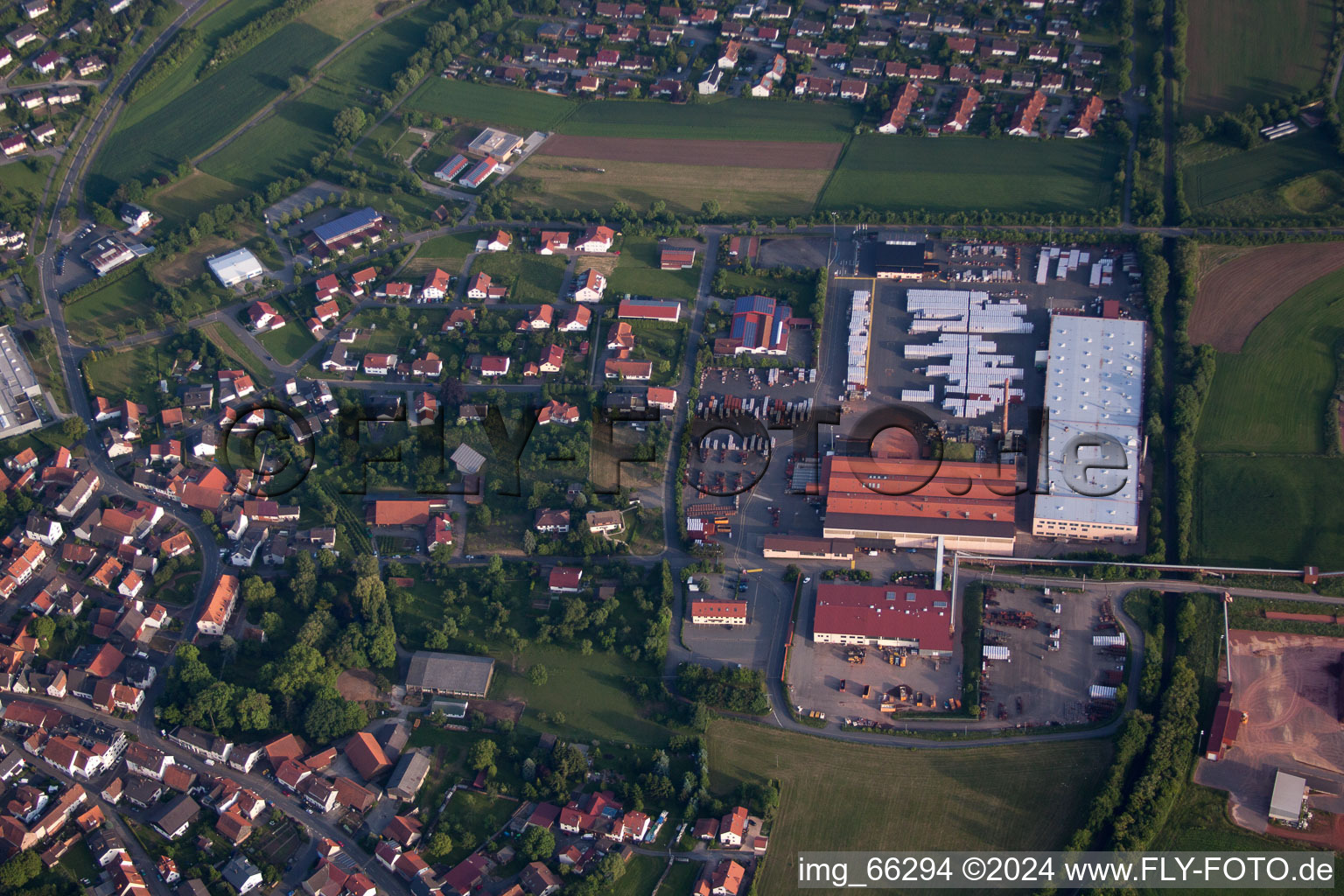 Luftbild von Gebäude und Produktionshallen auf dem Werksgelände der Ziegelei Braas GmbH - Verkaufsregion und Lager Hainstadt in Buchen im Bundesland Baden-Württemberg, Deutschland