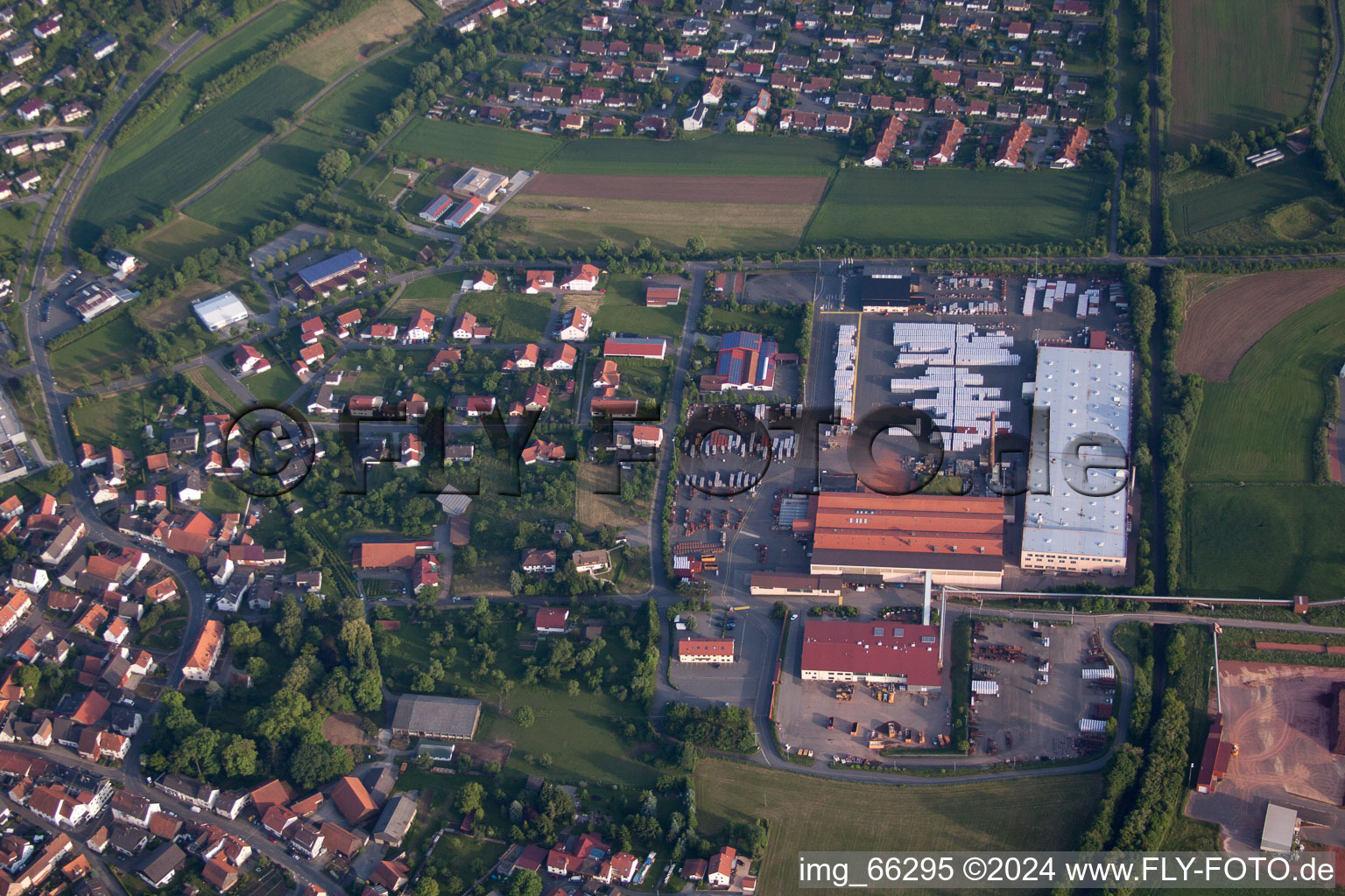 Luftaufnahme von Gebäude und Produktionshallen auf dem Werksgelände der Ziegelei Braas GmbH - Verkaufsregion und Lager Hainstadt in Buchen im Bundesland Baden-Württemberg, Deutschland