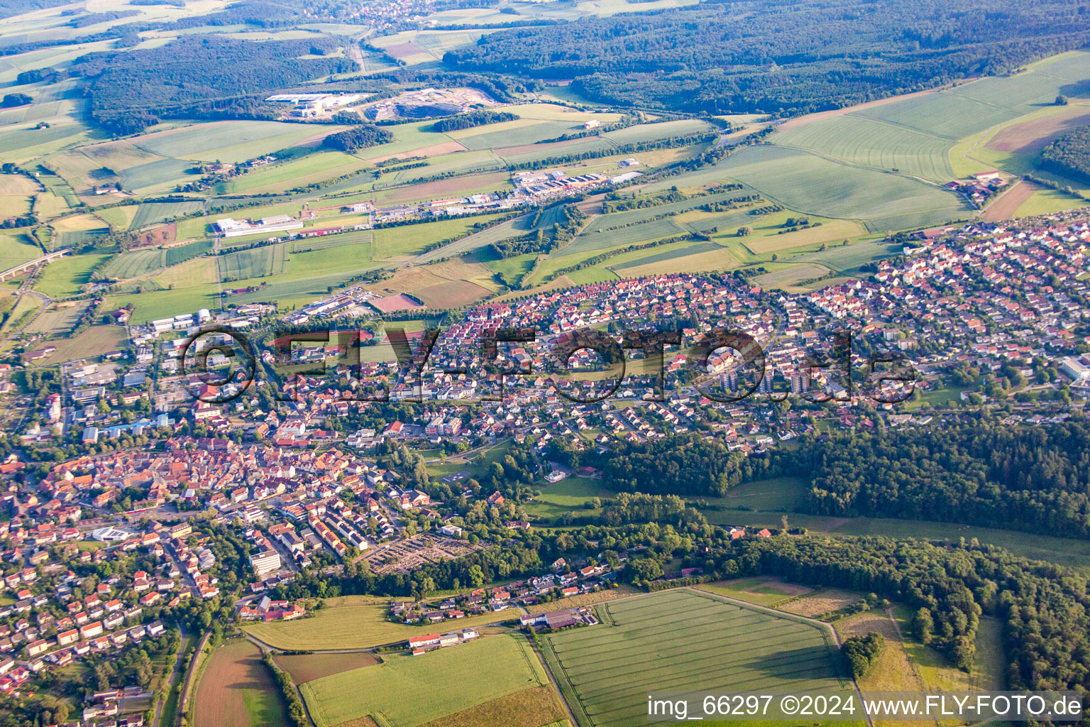 Ortsansicht der Straßen und Häuser der Wohngebiete in Buchen im Bundesland Baden-Württemberg, Deutschland