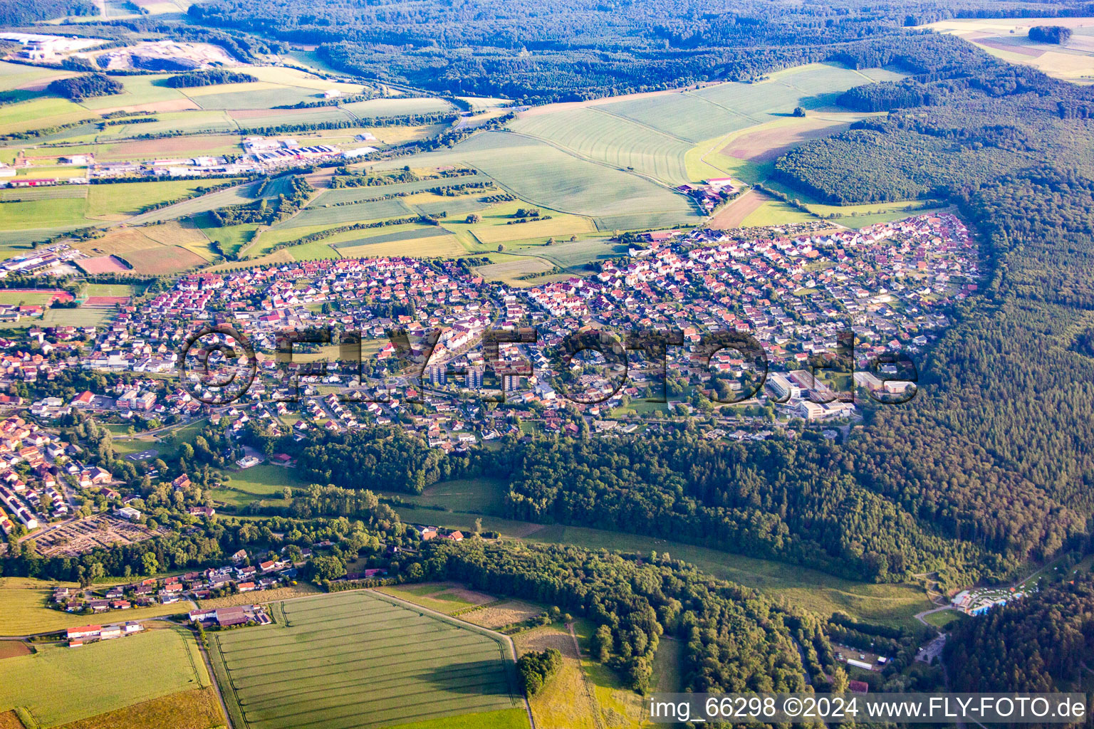 Luftbild von Ortsansicht der Straßen und Häuser der Wohngebiete in Buchen im Bundesland Baden-Württemberg, Deutschland